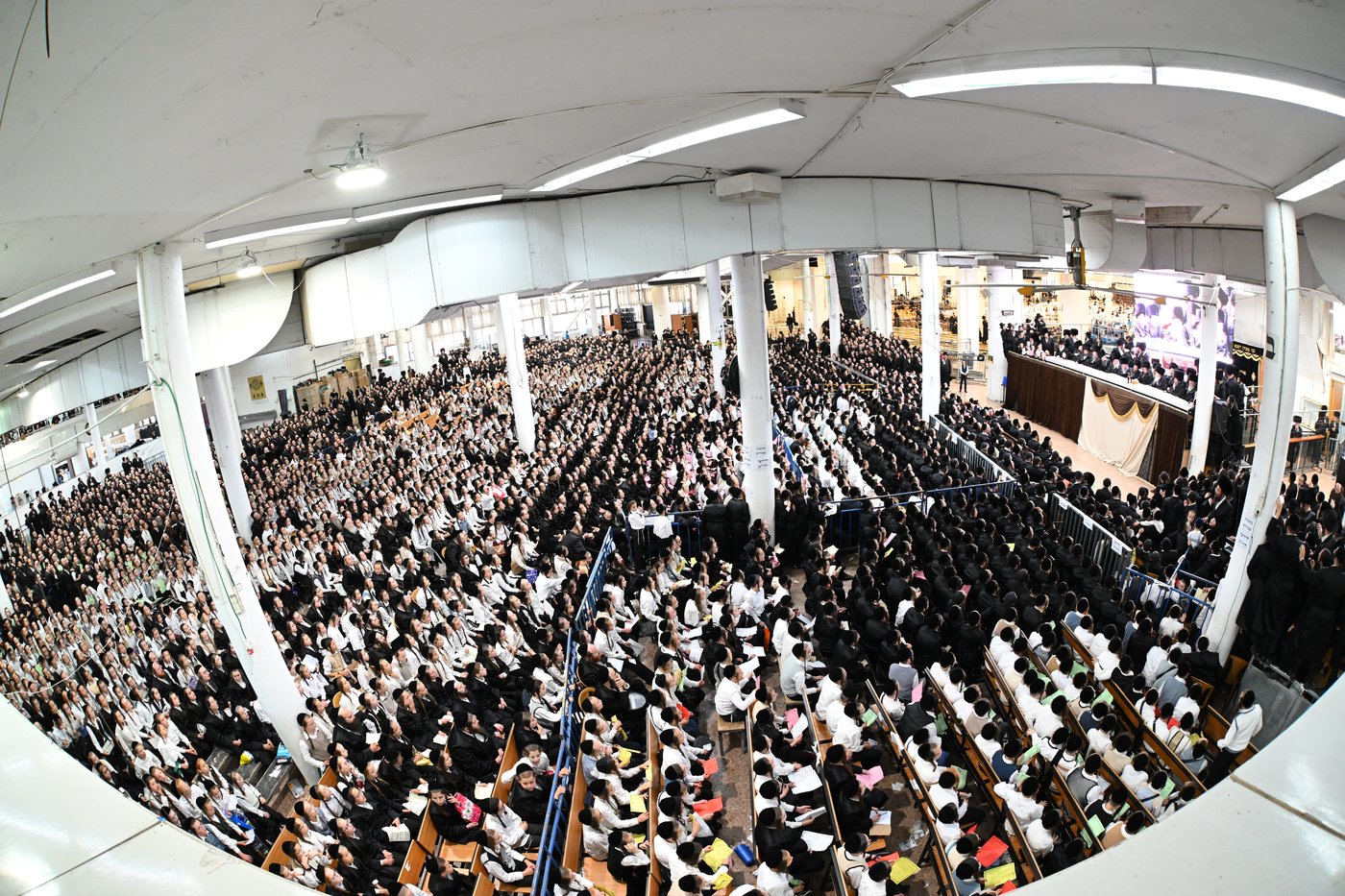 בעיצומה של החתונה הגדולה בגור: שיחה ממושכת בין רה"י הגרב"מ אזרחי והרבי מגור