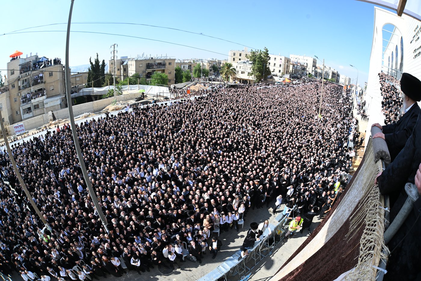 בעיצומה של החתונה הגדולה בגור: שיחה ממושכת בין רה"י הגרב"מ אזרחי והרבי מגור