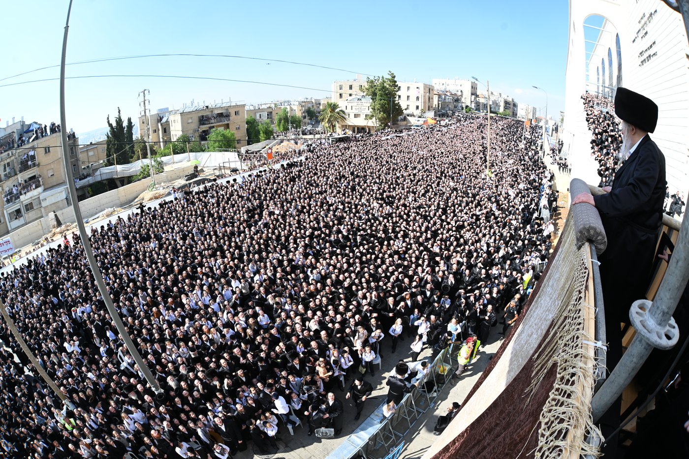 בעיצומה של החתונה הגדולה בגור: שיחה ממושכת בין רה"י הגרב"מ אזרחי והרבי מגור