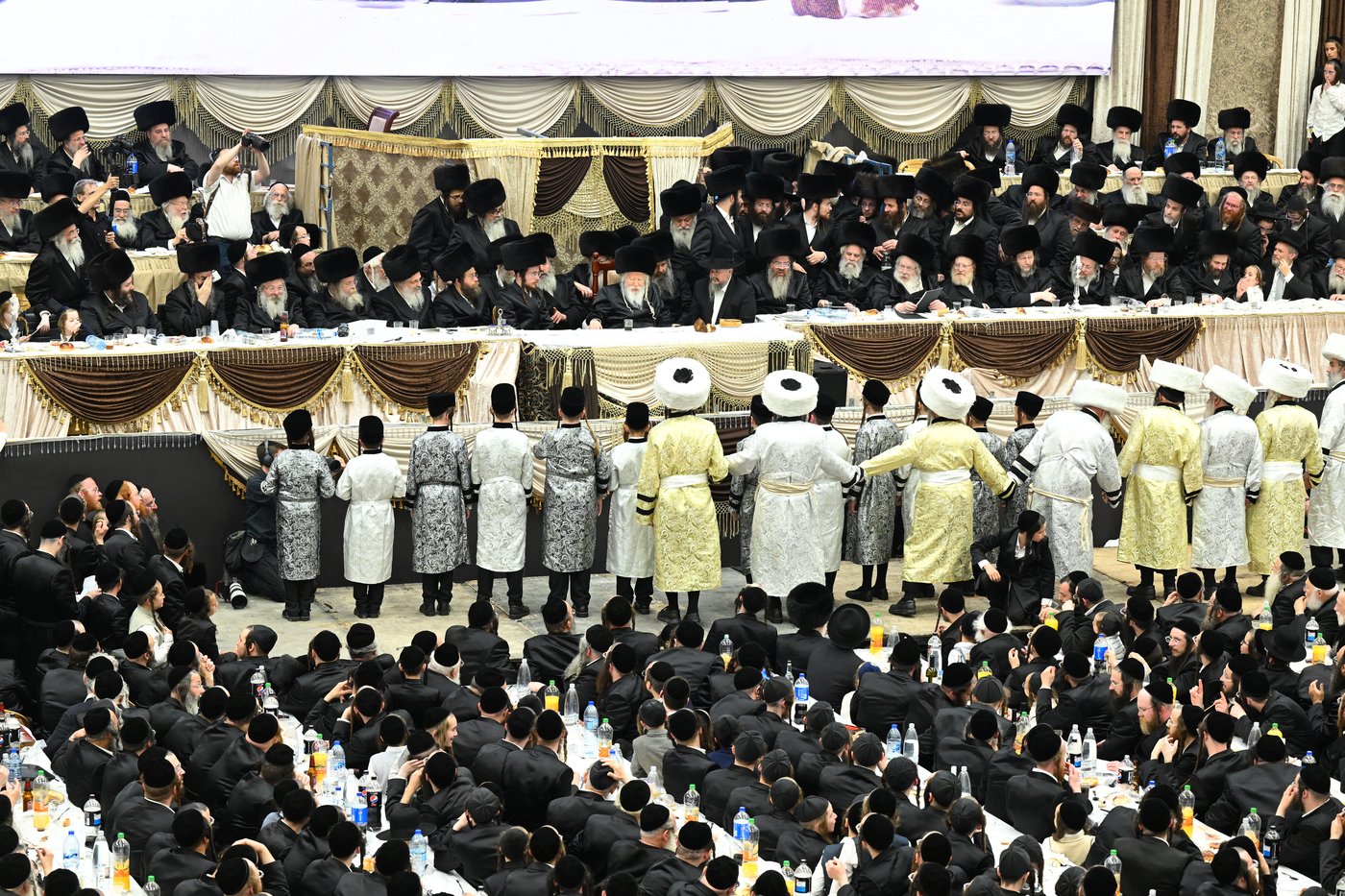 בעיצומה של החתונה הגדולה בגור: שיחה ממושכת בין רה"י הגרב"מ אזרחי והרבי מגור