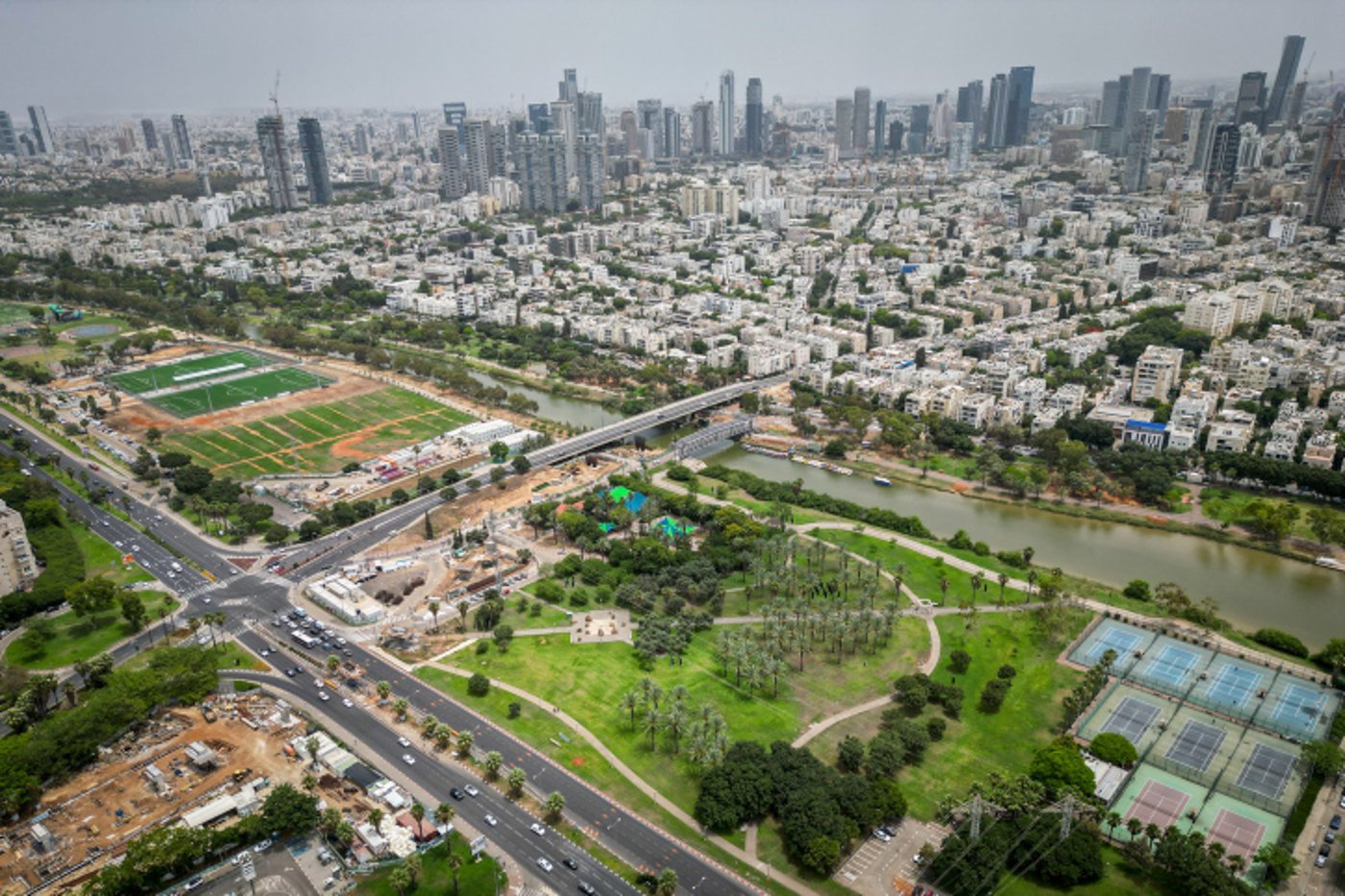 קו החוף והנוף העירוני של תל אביב - במבט מלמעלה