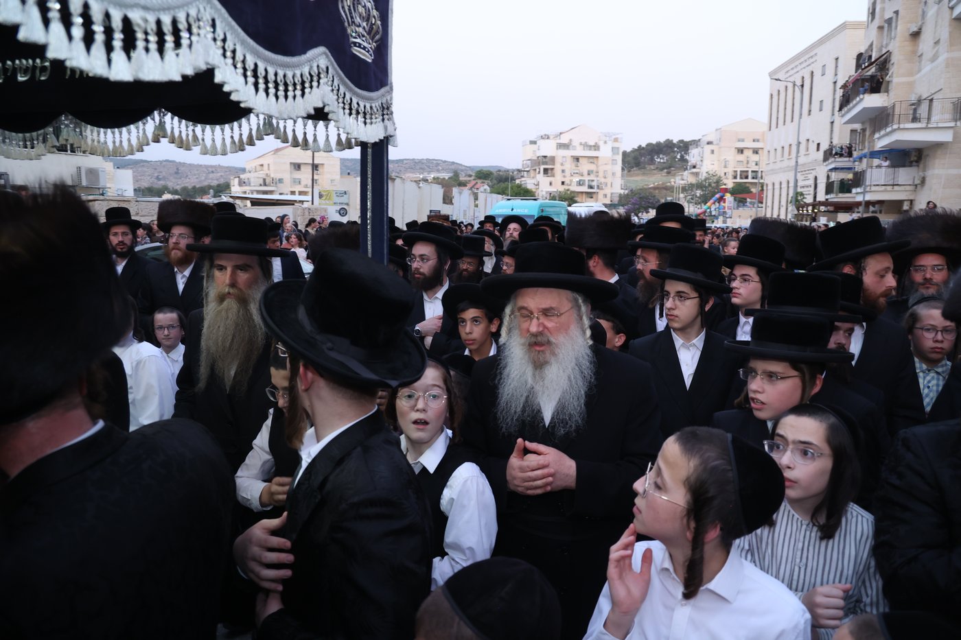 האבא תרם ספר תורה לעילוי נשמת בנו, והקהילה חגגה 