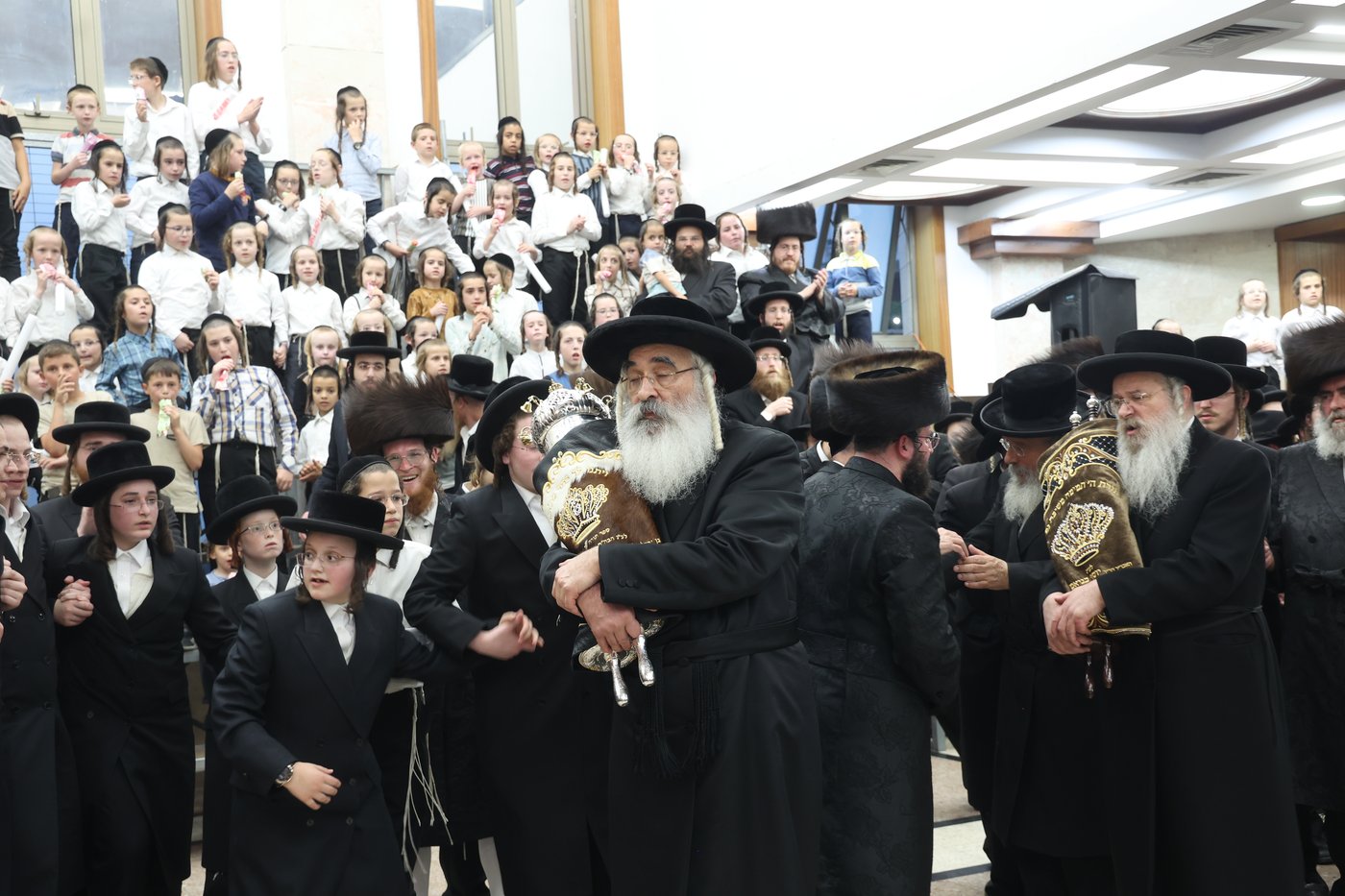 האבא תרם ספר תורה לעילוי נשמת בנו, והקהילה חגגה 