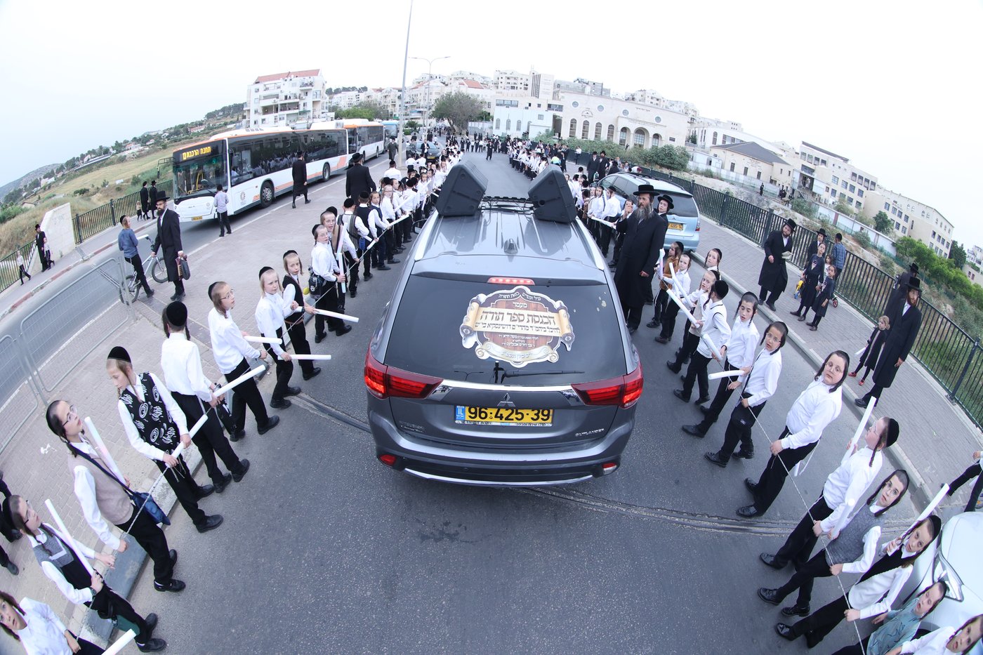 האבא תרם ספר תורה לעילוי נשמת בנו, והקהילה חגגה 