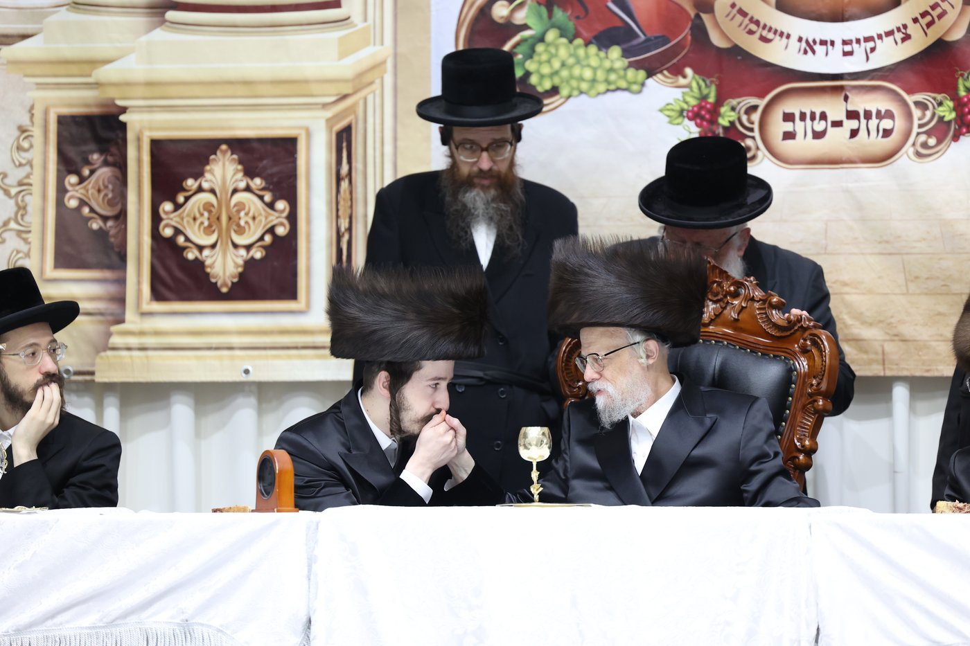 מעמד הנחת תפילין ושולחן לחיים לאחר התפילה