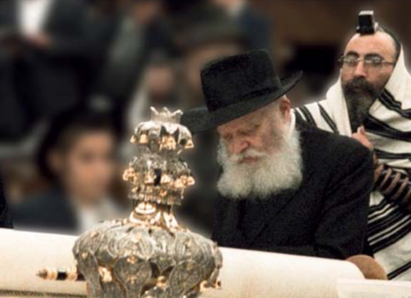 מה הקשר בין פרשת חקת לפרשת תצוה?
