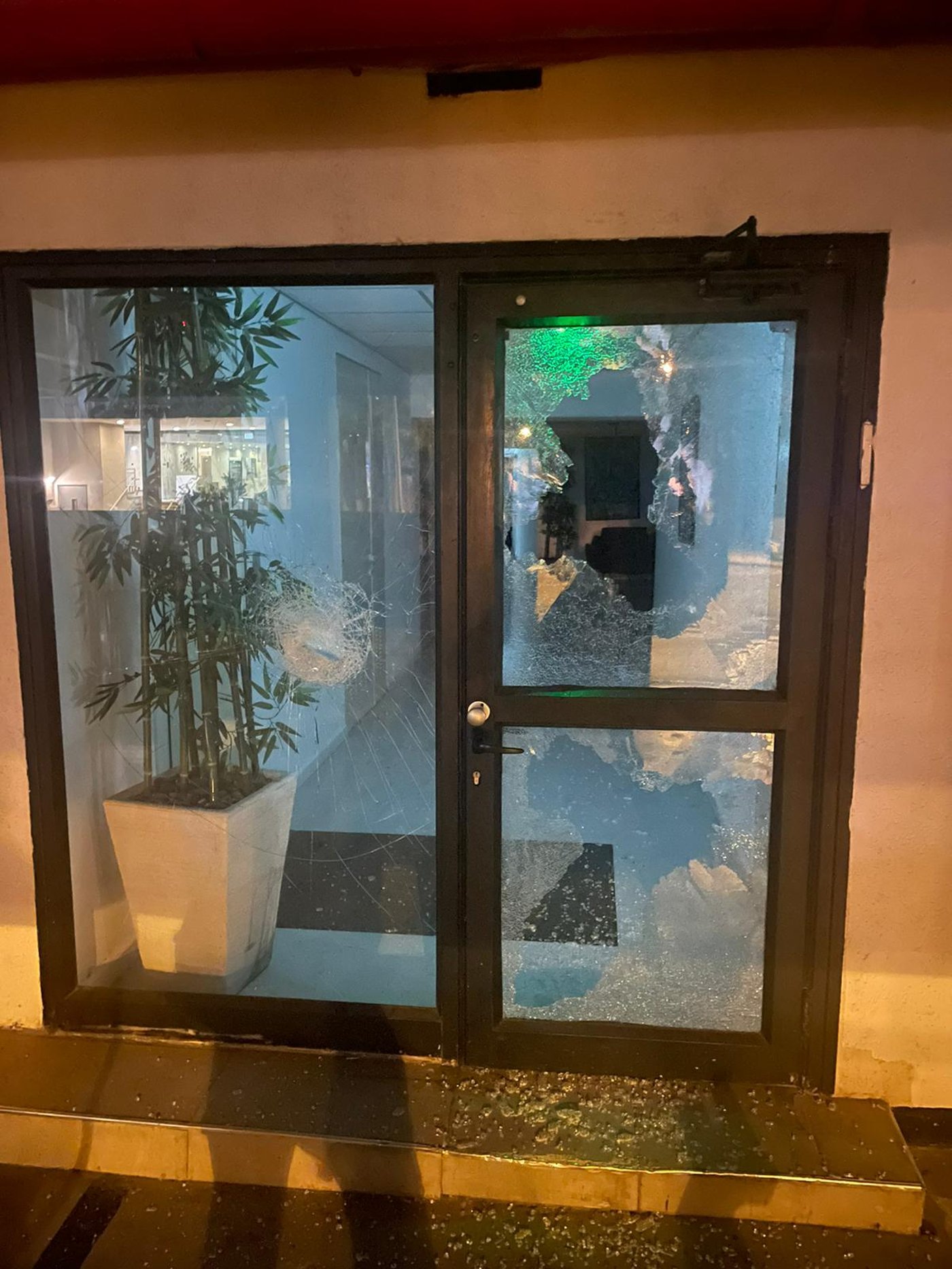 שברו חלונות וגרמו נזקים כבדים לציוד בבניין משרדים; כך עבריינים ניסו לגבות דמי חסות