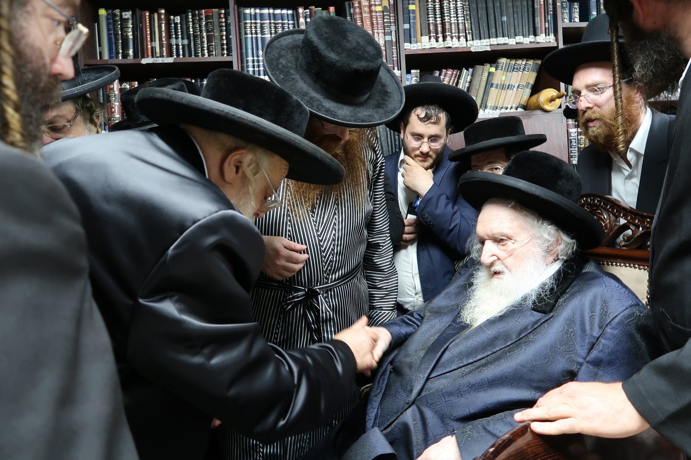 לפני היציאה לדאצ'ה: הרבי מתולדות אהרן הגיע להתברך אצל הגר"מ שטרנבוך | כך הוא כובד • צפו