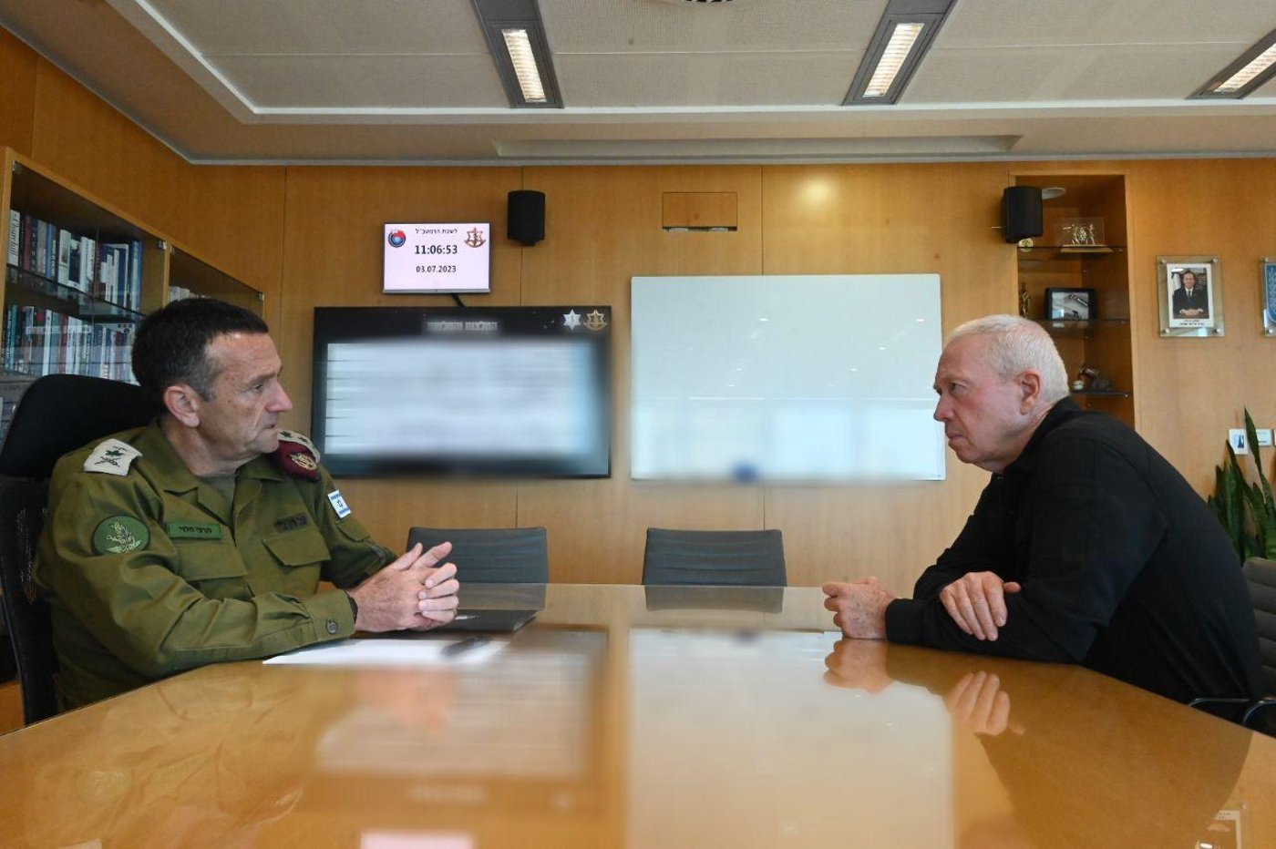 שר הביטחון והרמטכ"ל בהערכת מצב