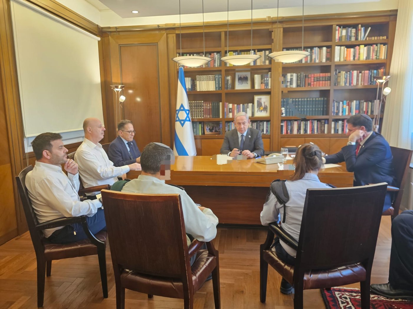 נתניהו בלשכתו, בצהריים