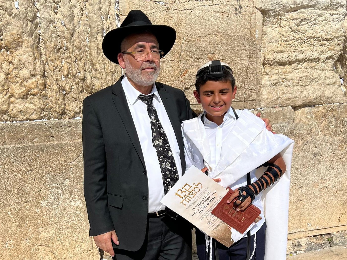עשרות נערים מקהילת 'אנוסי משהד' חגגו בר מצווה בכותל
