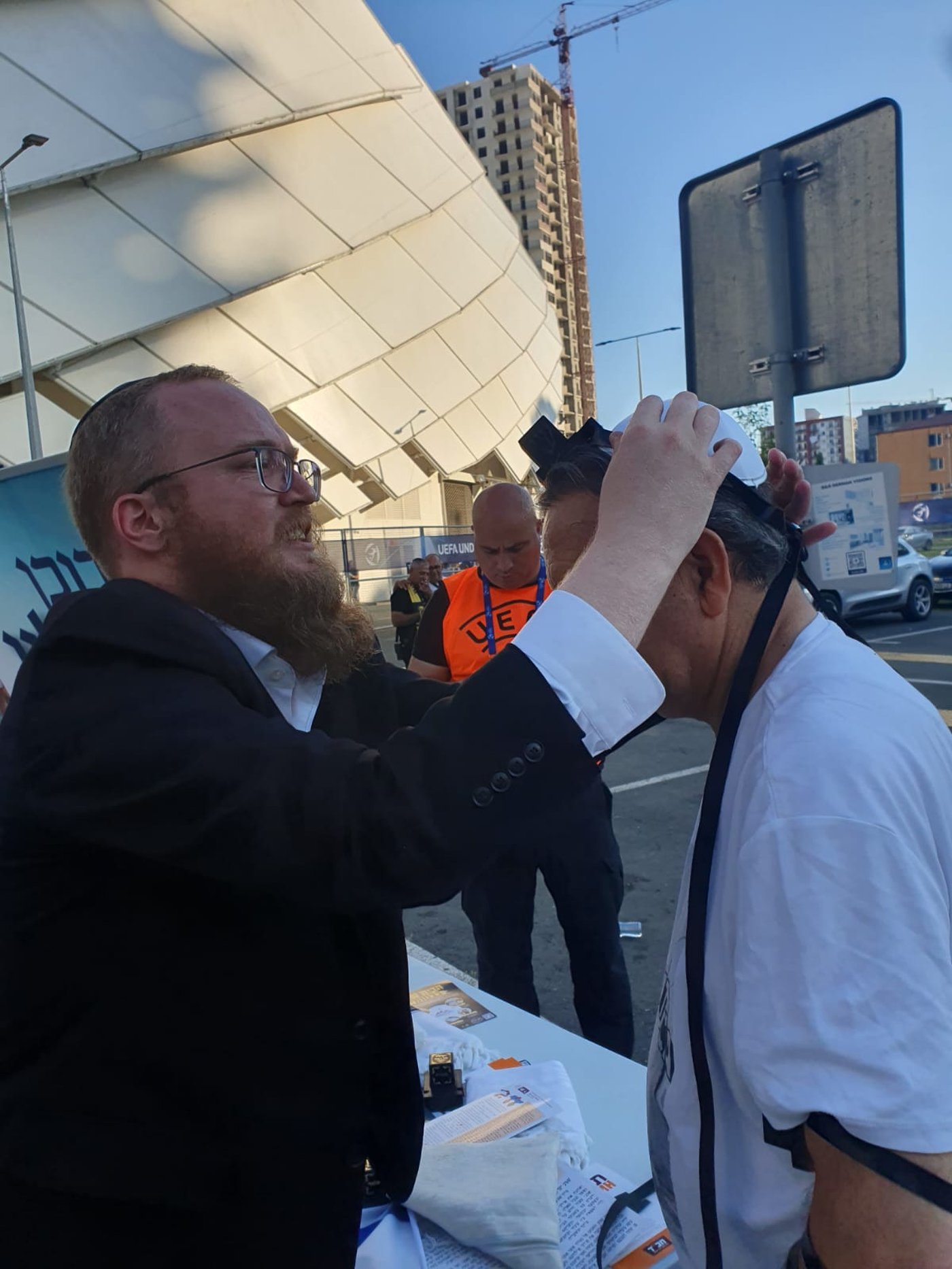 רגע לפני המשחק ועל רקע הסערה: דוכן התפילין בבטומי • צפו