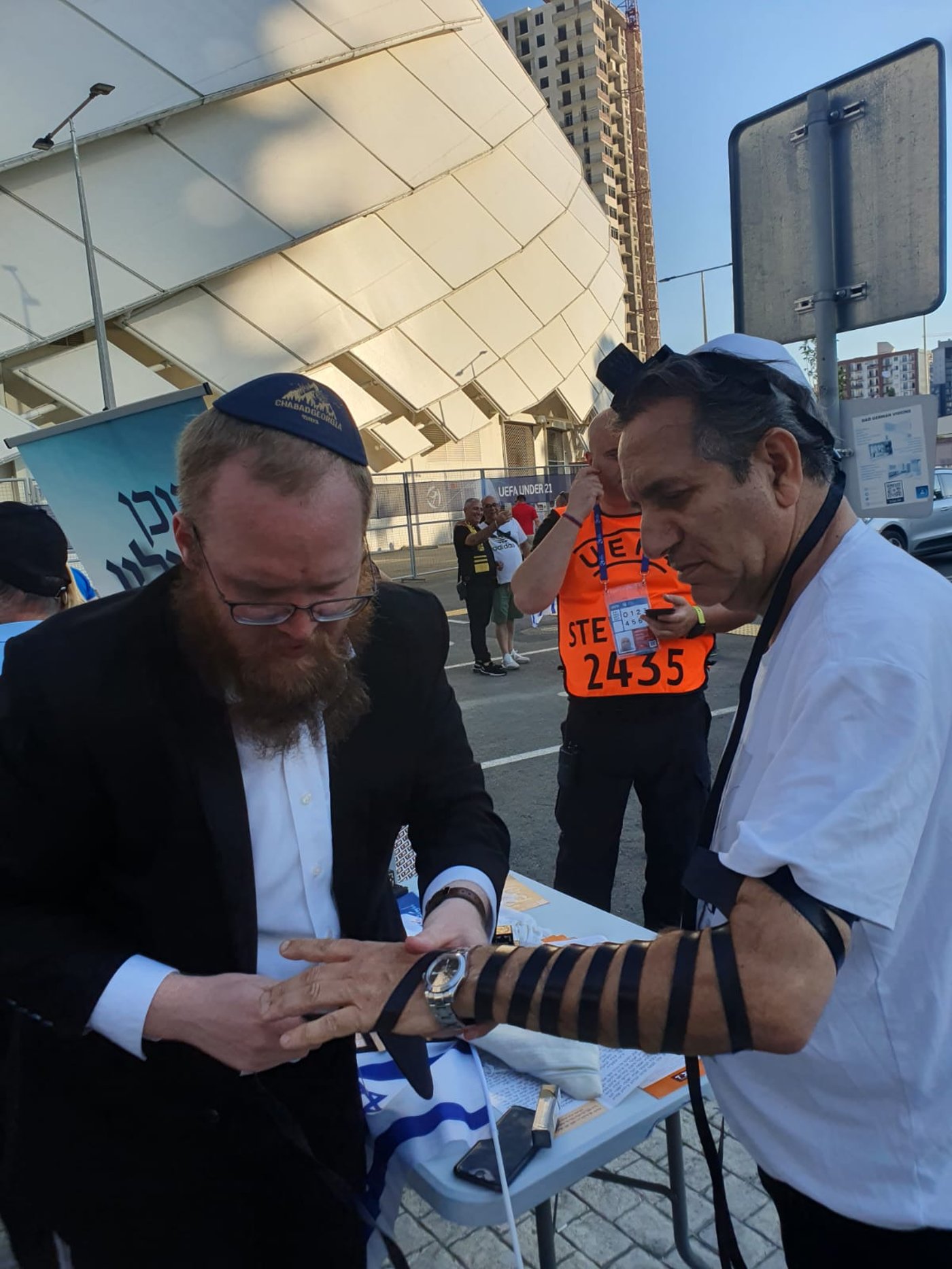 רגע לפני המשחק ועל רקע הסערה: דוכן התפילין בבטומי • צפו