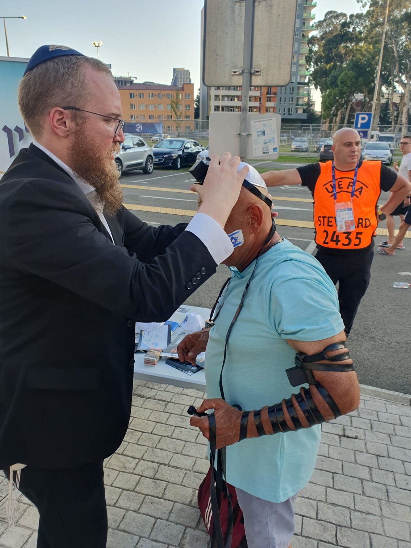 רגע לפני המשחק ועל רקע הסערה: דוכן התפילין בבטומי • צפו