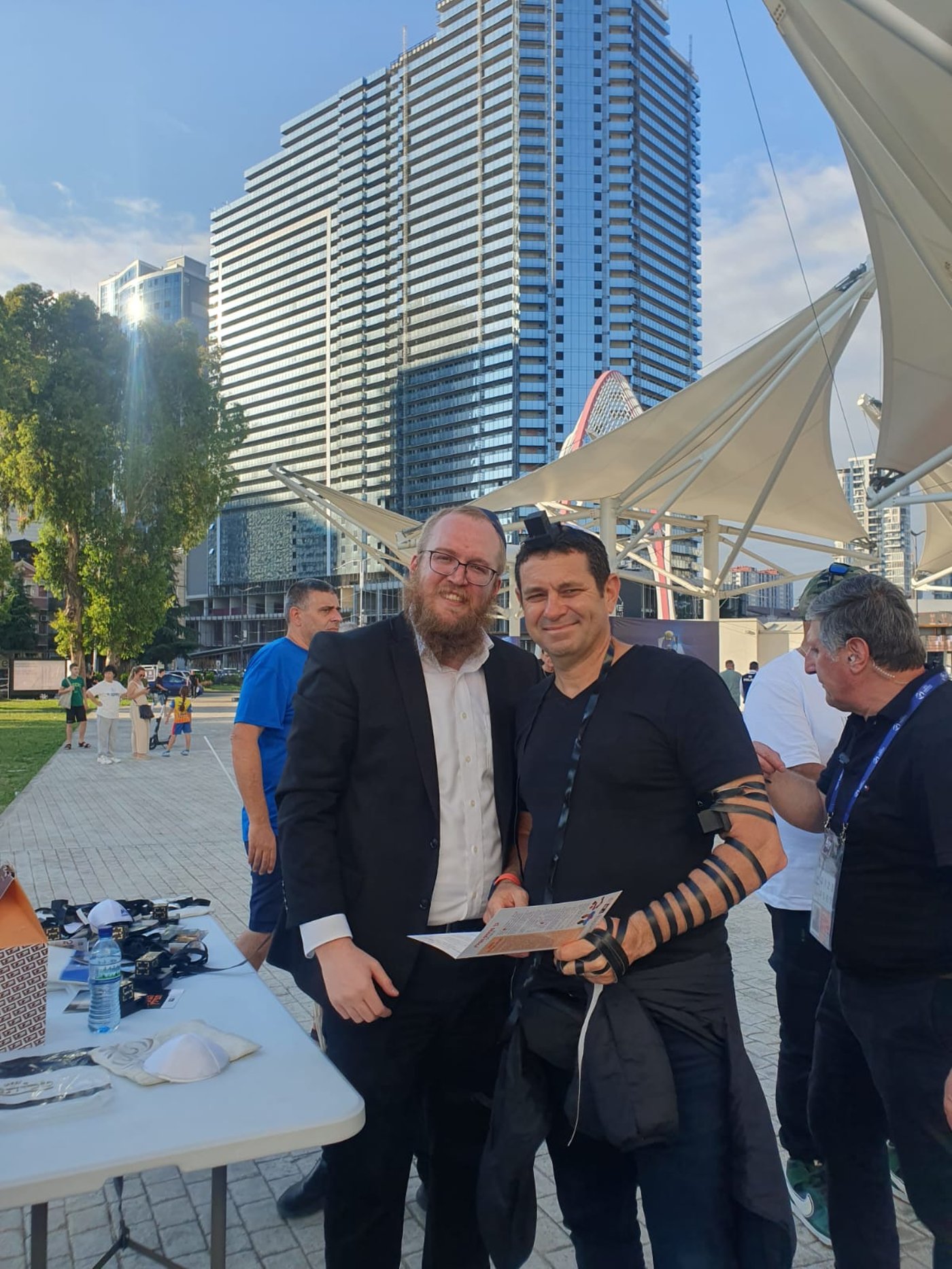 רגע לפני המשחק ועל רקע הסערה: דוכן התפילין בבטומי • צפו