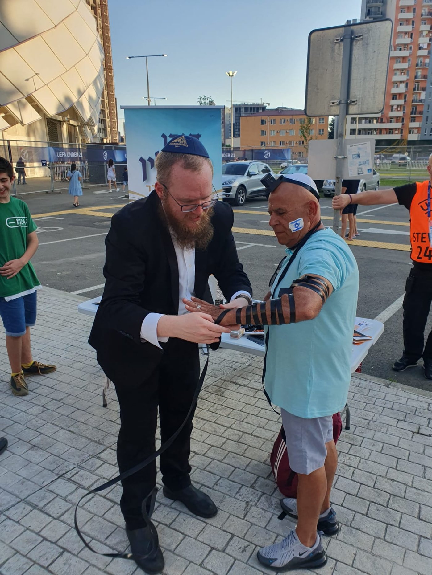 רגע לפני המשחק ועל רקע הסערה: דוכן התפילין בבטומי • צפו
