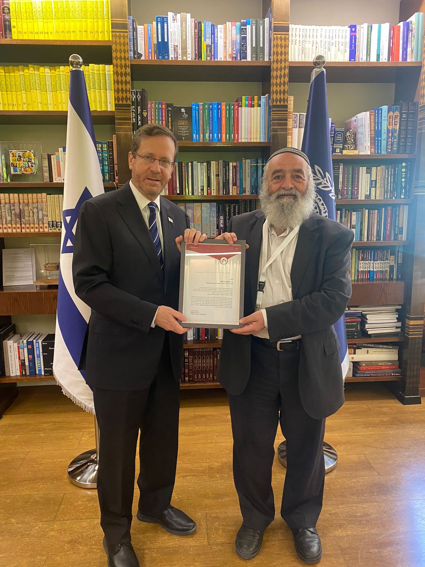 הנשיא קיבל את הרב והנציגים בלבביות, והתרגש מאוד לקבל את הסט המהודר של "הי"ד החזקה".