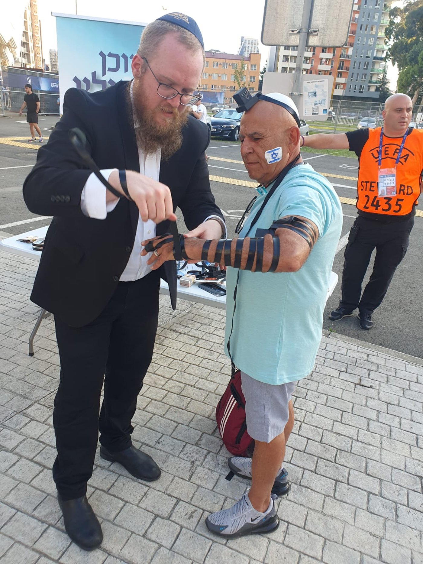 "להתגאות ביהדות שלנו". דוכן תפילין