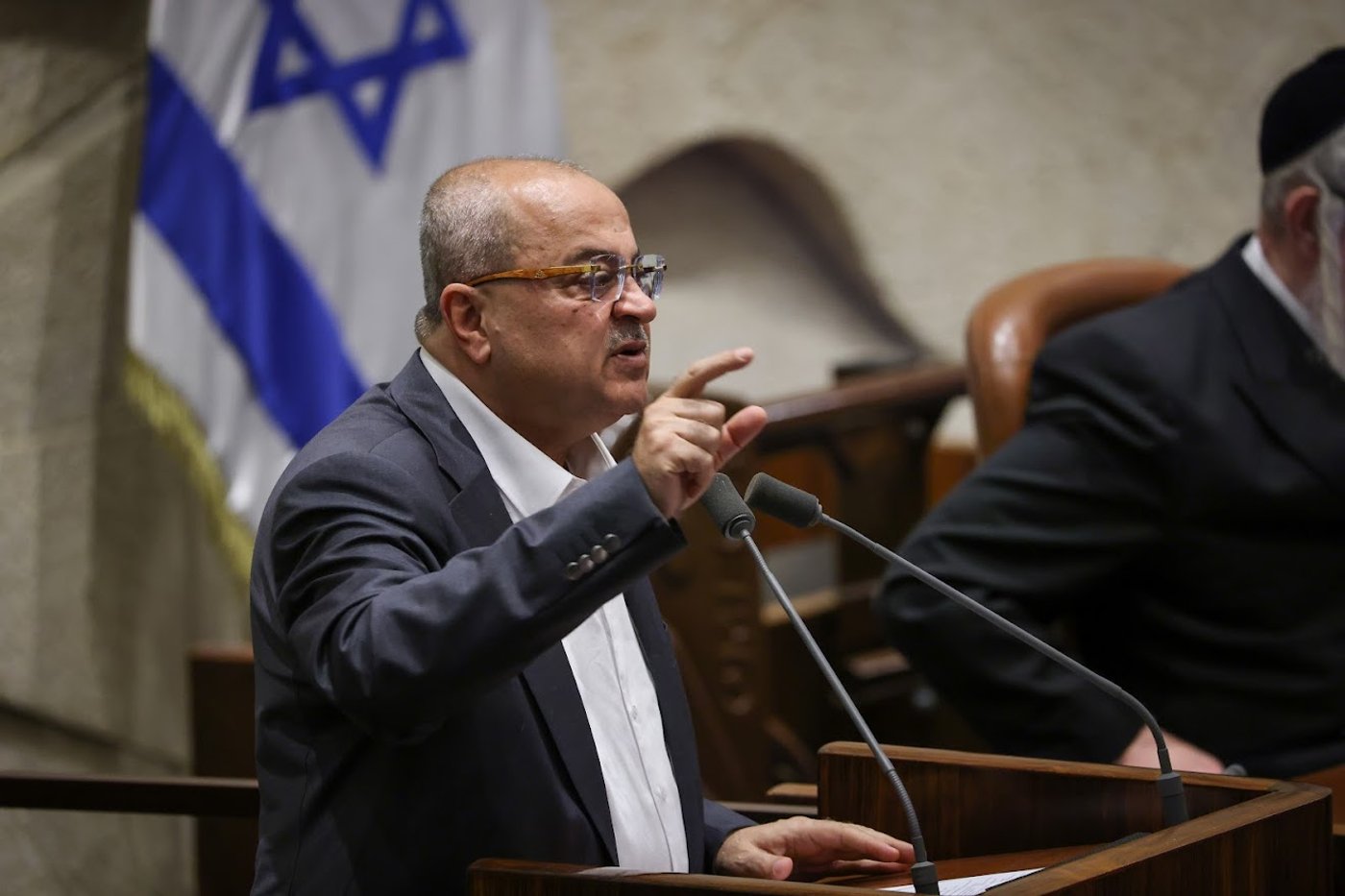 חיבוקים וצרחות: גלריה מסכמת מהלילה הדרמטי בכנסת 