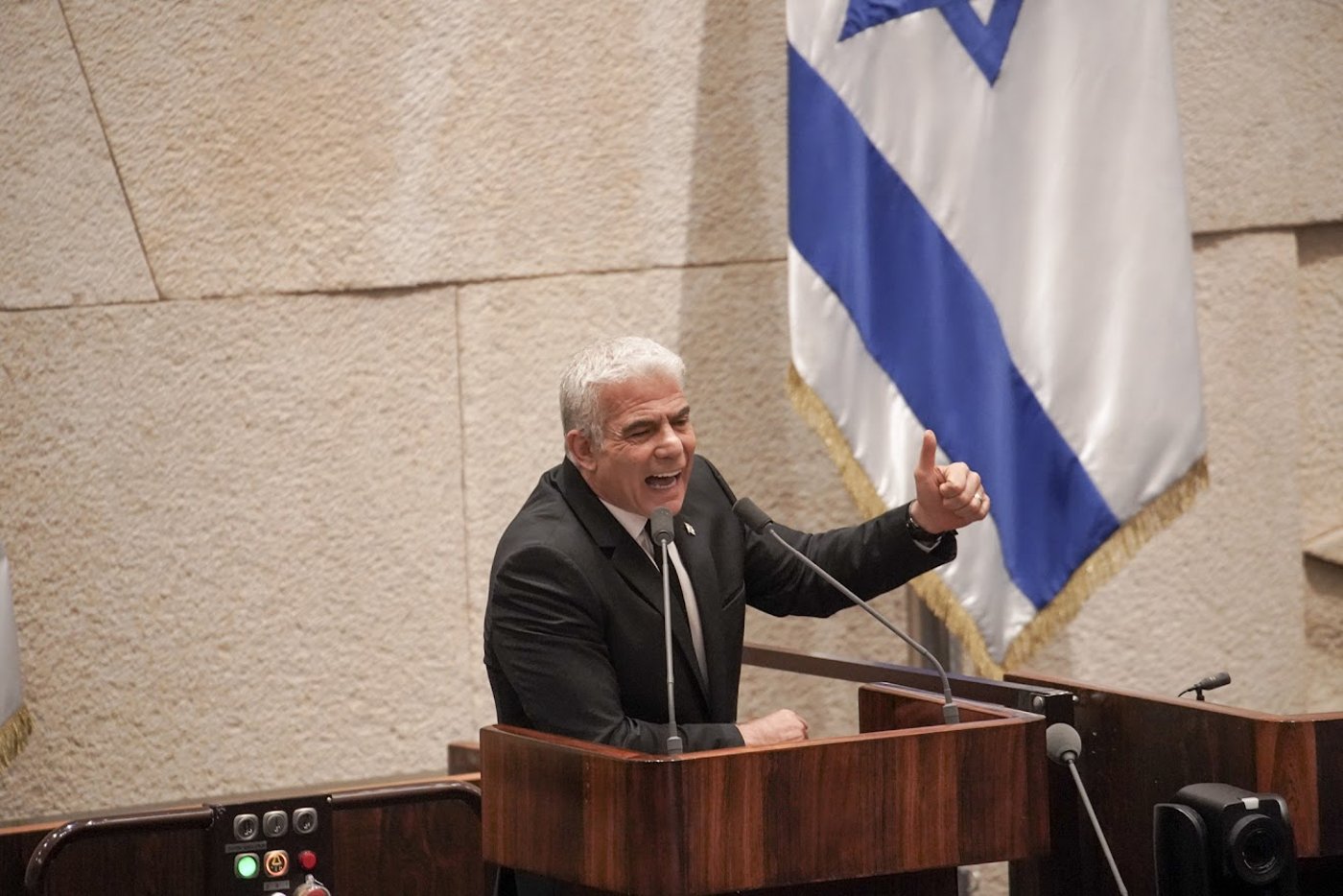 חיבוקים וצרחות: גלריה מסכמת מהלילה הדרמטי בכנסת 
