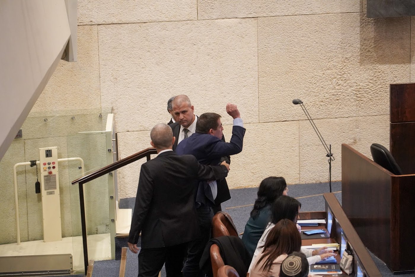 חיבוקים וצרחות: גלריה מסכמת מהלילה הדרמטי בכנסת 