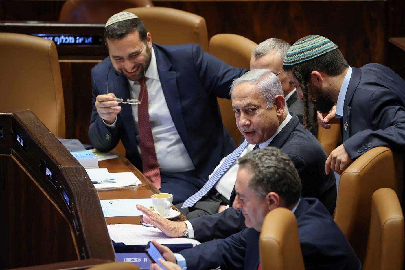 חיבוקים וצרחות: גלריה מסכמת מהלילה הדרמטי בכנסת 