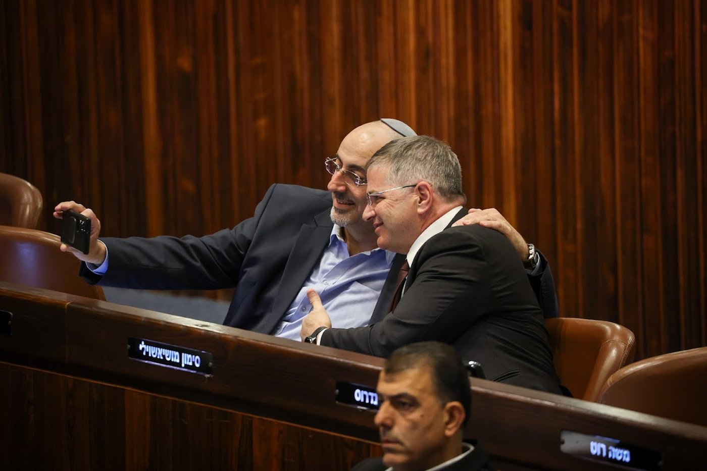 חיבוקים וצרחות: גלריה מסכמת מהלילה הדרמטי בכנסת 