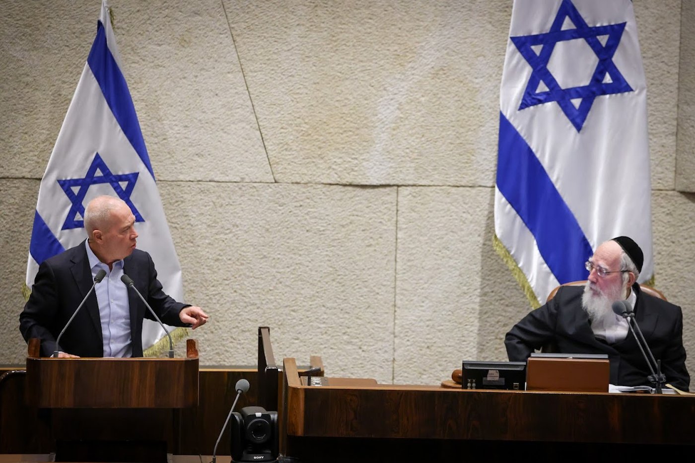 חיבוקים וצרחות: גלריה מסכמת מהלילה הדרמטי בכנסת 