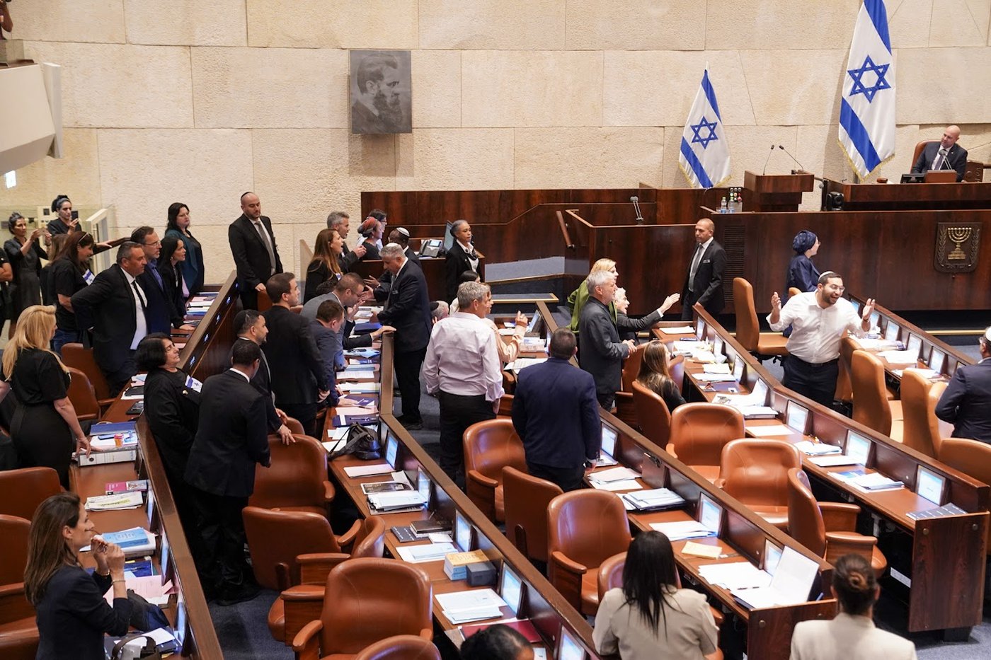 מליאת הכנסת, הלילה