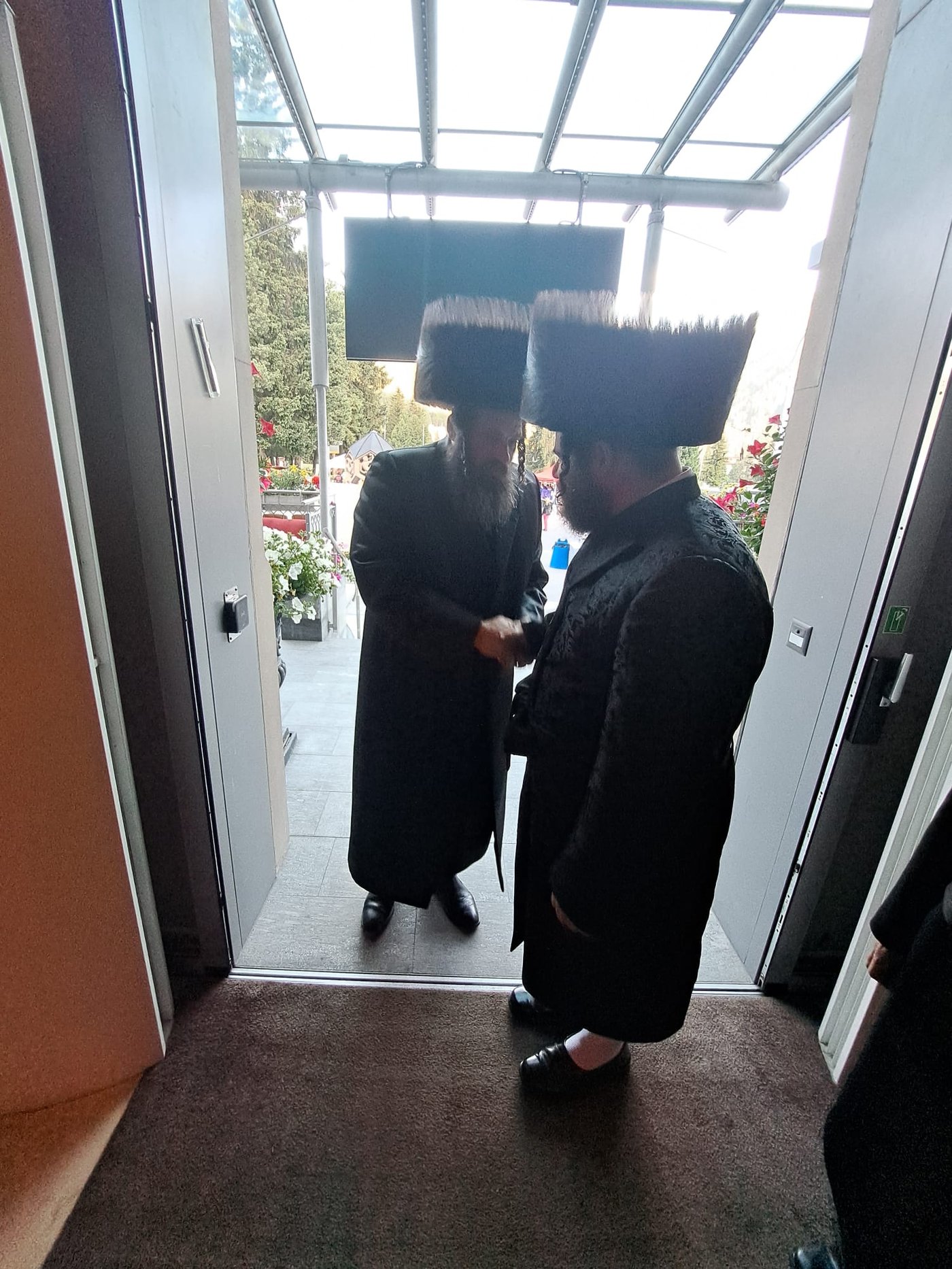 האדמו"ר מפיטסבורג נופש בדאבס בשוויץ | תיעוד