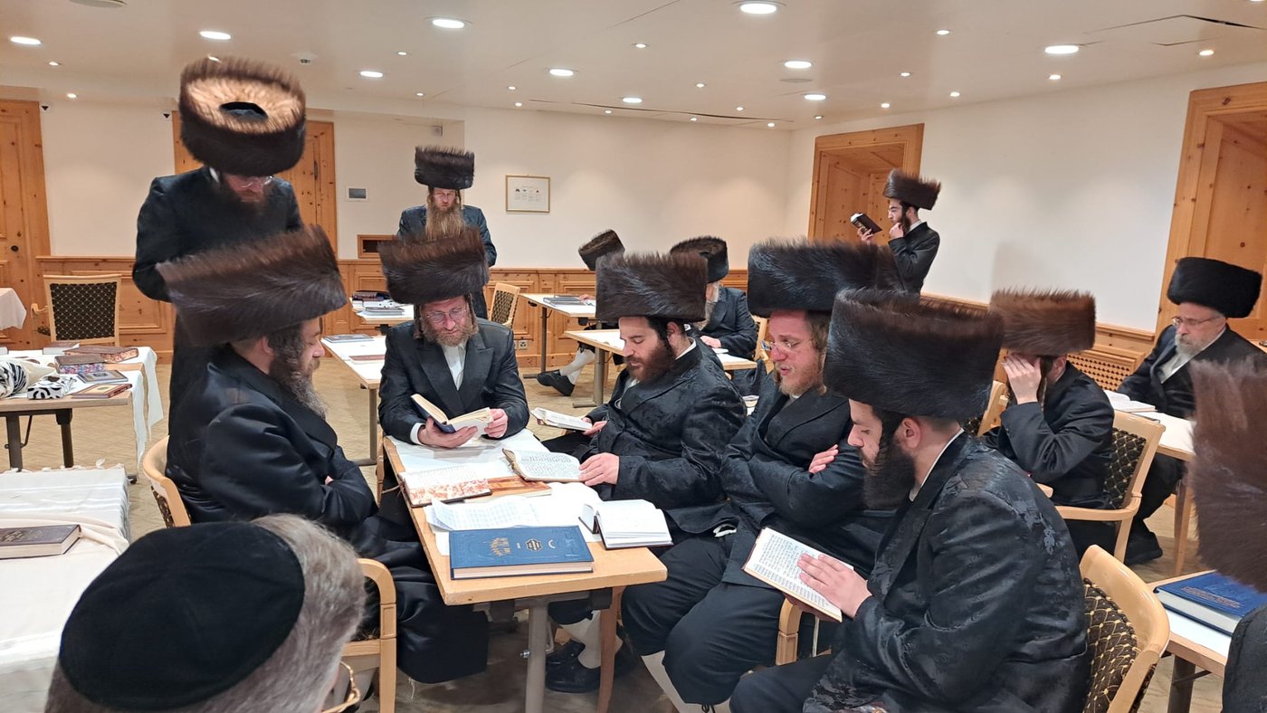 האדמו"ר מפיטסבורג נופש בדאבס בשוויץ | תיעוד