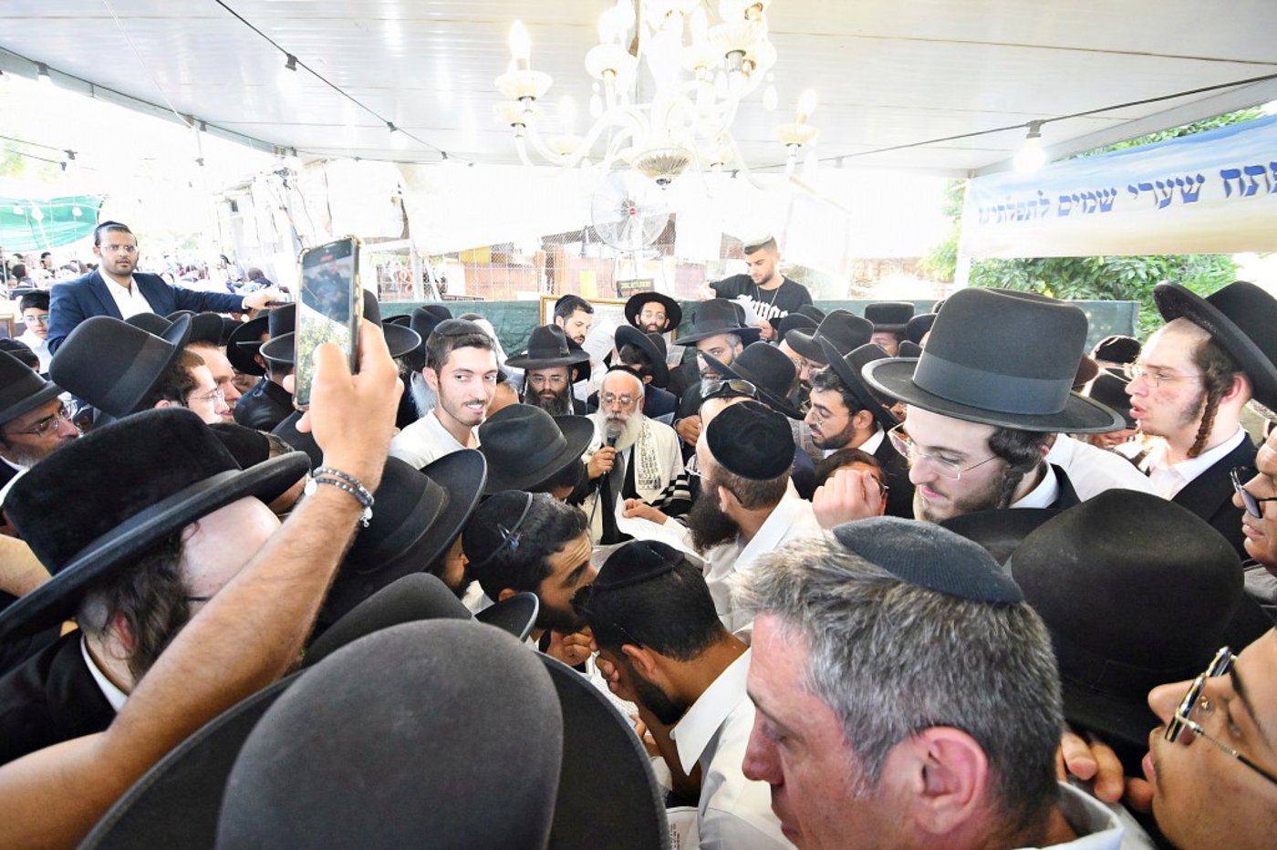 אלפים פקדו את ציונו של הצדיק רבי יצחק גברא זיע"א בעג'ור