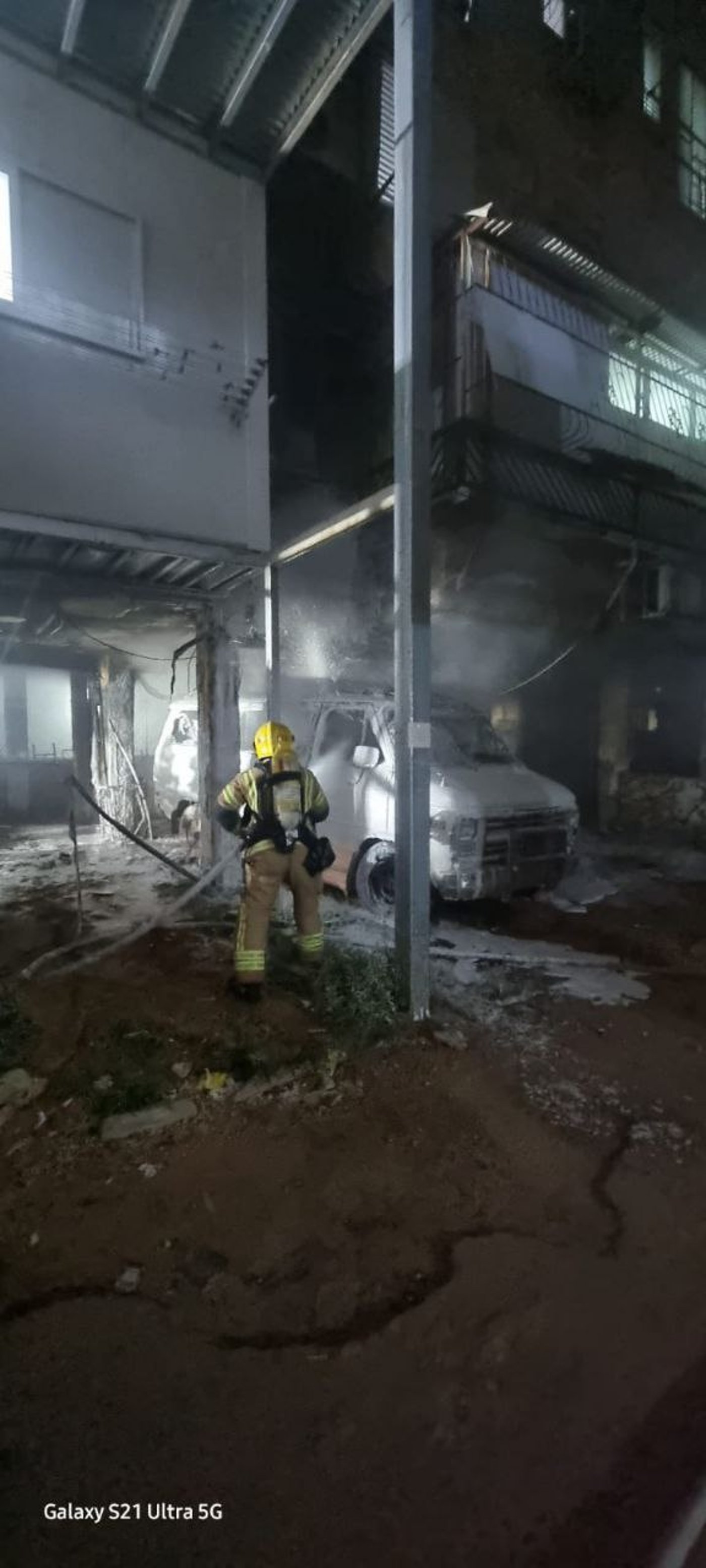 רכב מסחרי עלה באש מתחת לבניין מגורים בבני ברק | תיעוד