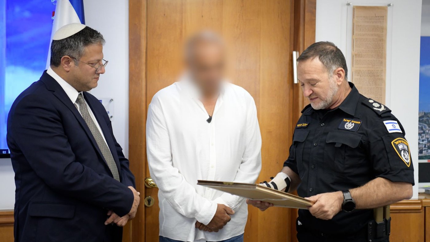 "לא היססת לרגע" | המפכ"ל והשר העניקו תעודת הוקרה לאזרח שחיסל מחבל
