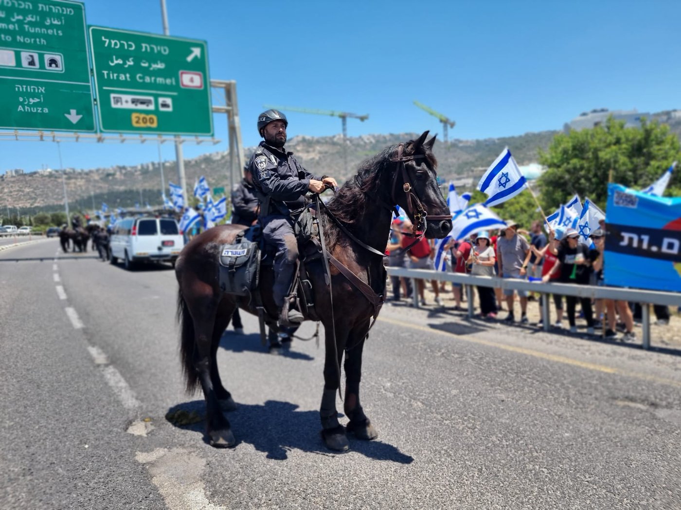 המפגינים חסמו את הכביש וקיבלו דו"ח; שניים מהם נעצרו
