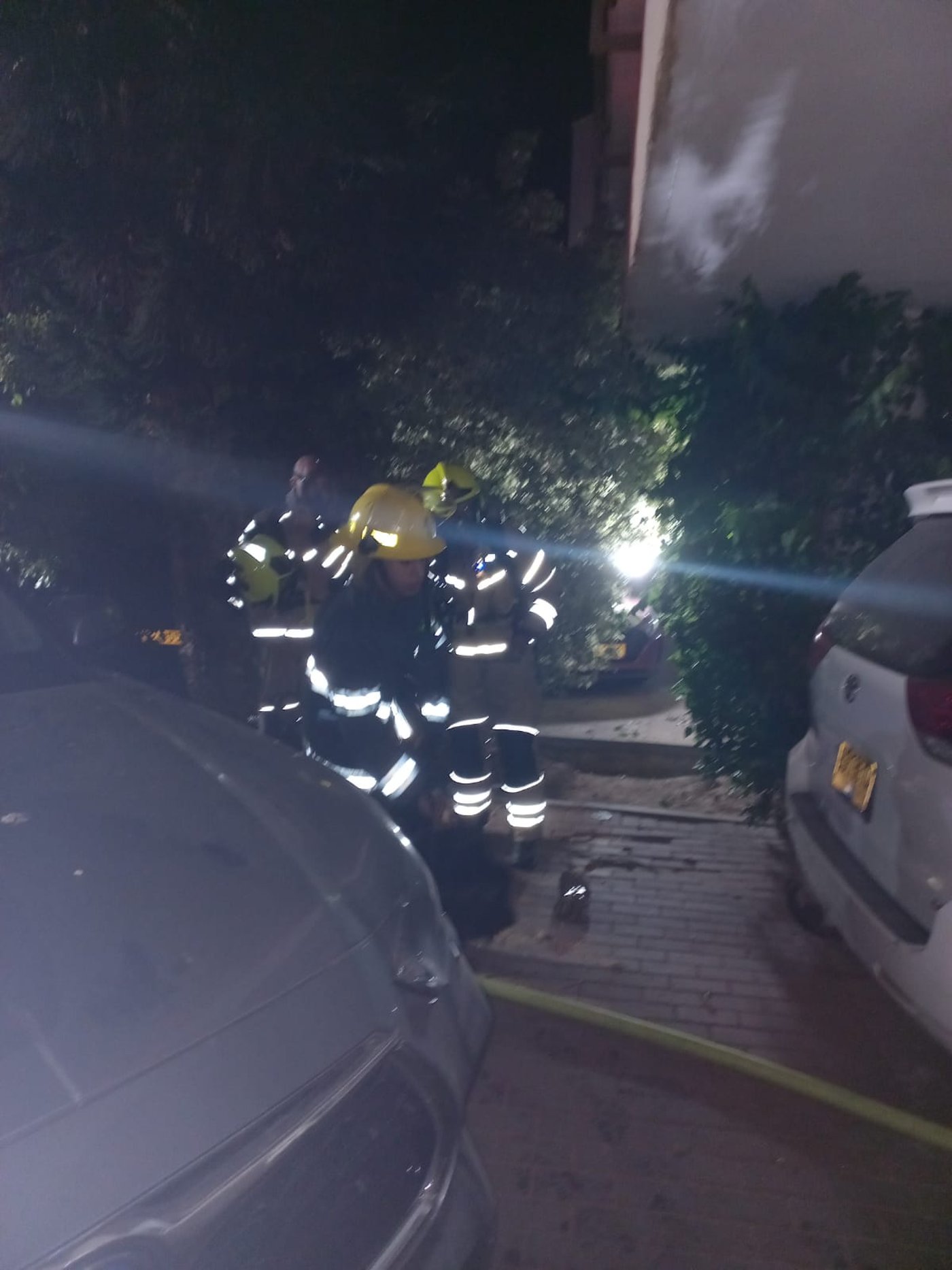 שלושה לכודים חולצו משריפת דירה בכפר חב"ד