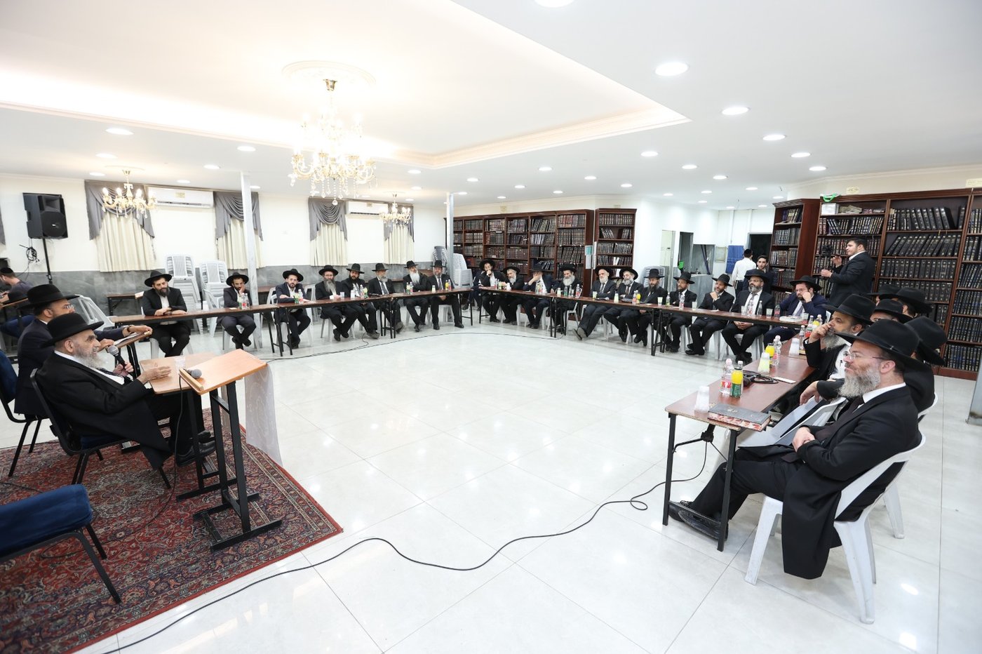 הגר"מ צדקה בכאב: "לא נעים שבן תורה הולך עם מכנס צר"
