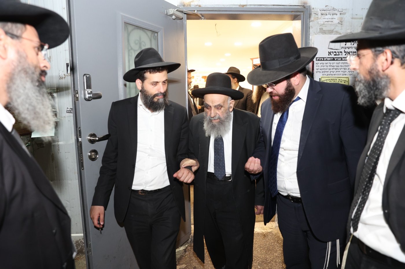 הגר"מ צדקה בכאב: "לא נעים שבן תורה הולך עם מכנס צר"