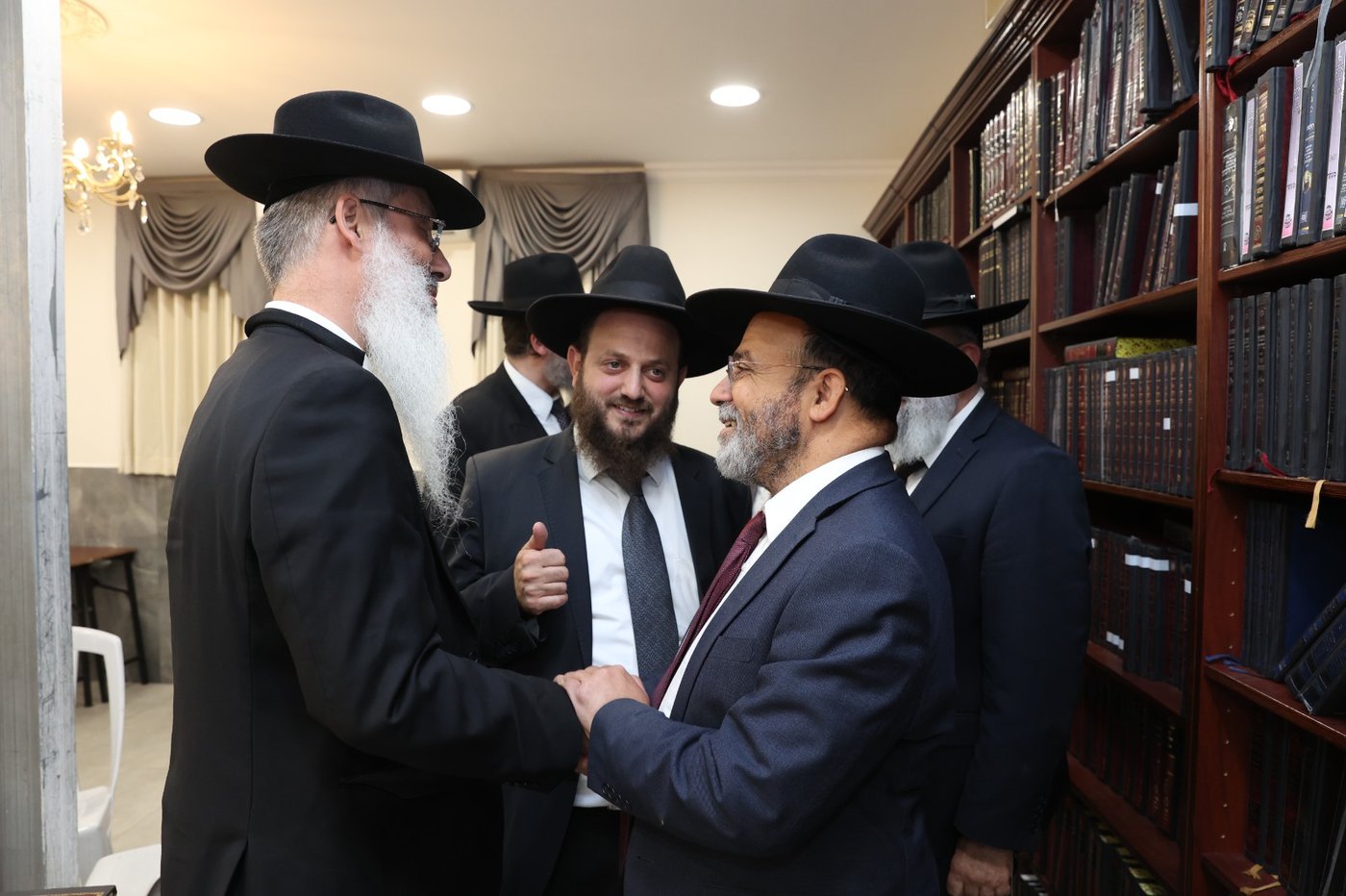 הגר"מ צדקה בכאב: "לא נעים שבן תורה הולך עם מכנס צר"