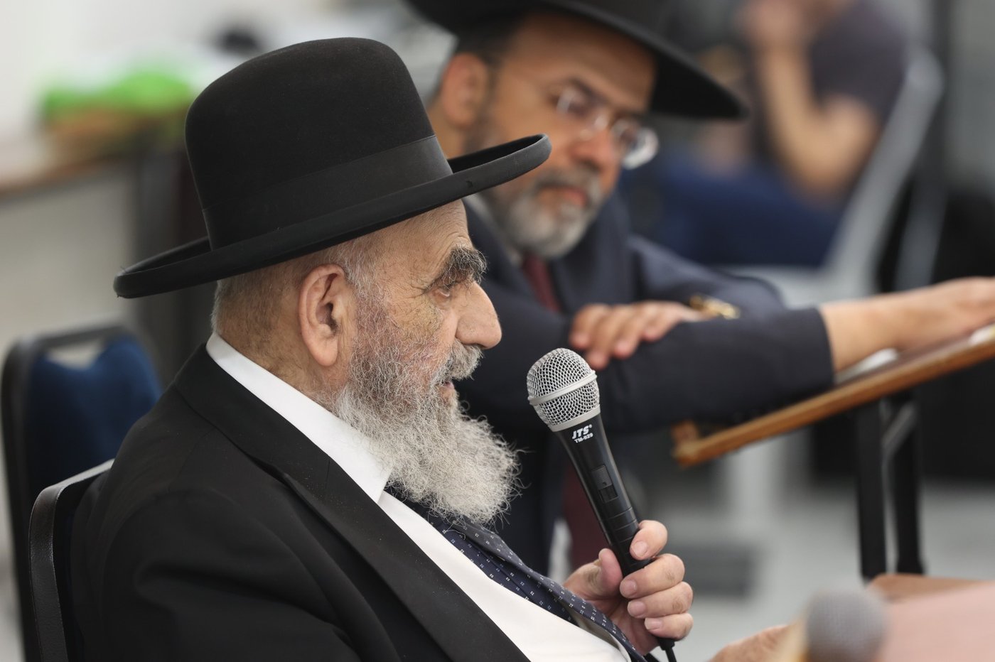 הגר"מ צדקה בכאב: "לא נעים שבן תורה הולך עם מכנס צר"