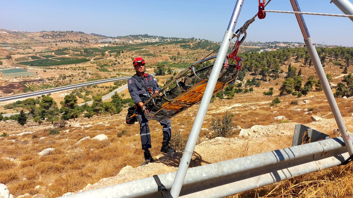 מפקד יחידת יל"מ דודו אלמליח יורד עם אלונקה לחלץ 'פצוע'