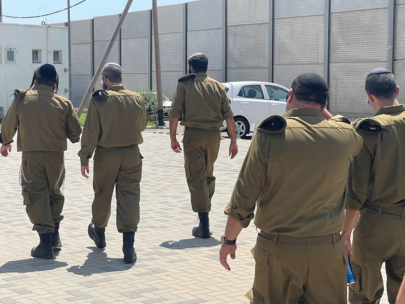 איפה עוד תראו חסיד גור, מזרוחניק, ליטאי וספרדי הולכים יחד