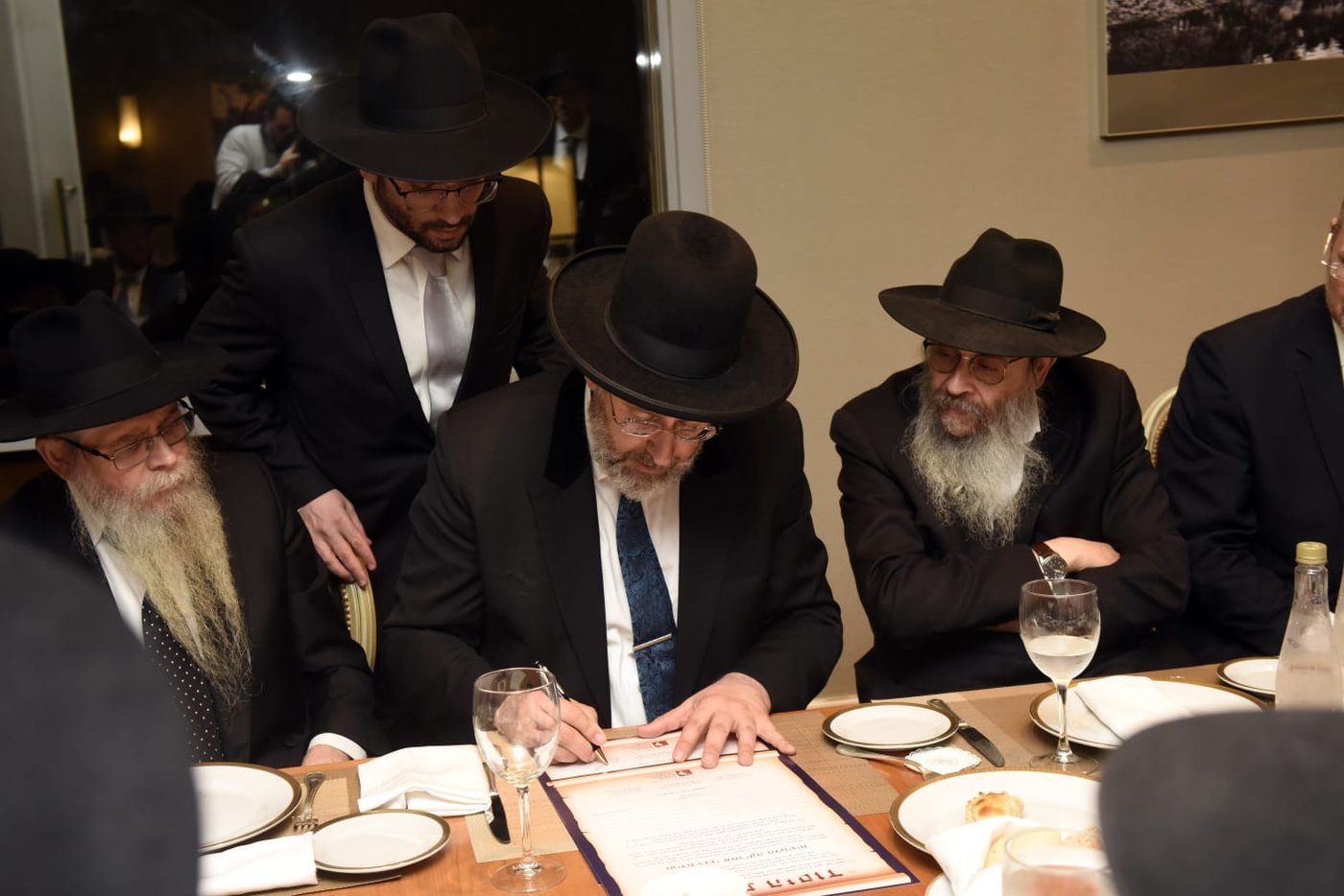 חתימת מגילת היסוד על ידי הרב הראשי