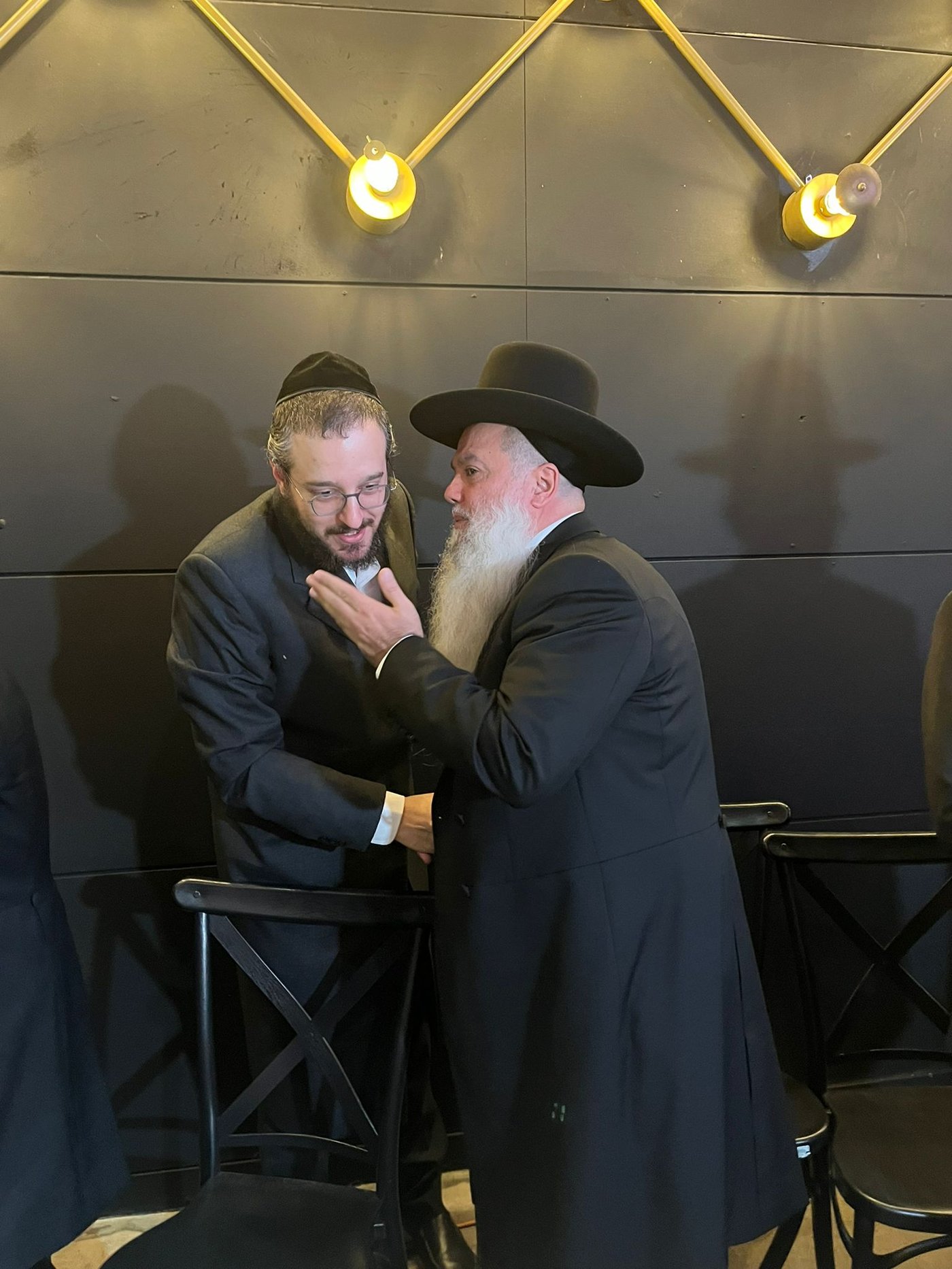 מזכה הרבים הרב יגאל כהן שימש סנדק בברית לנכדו | תיעוד