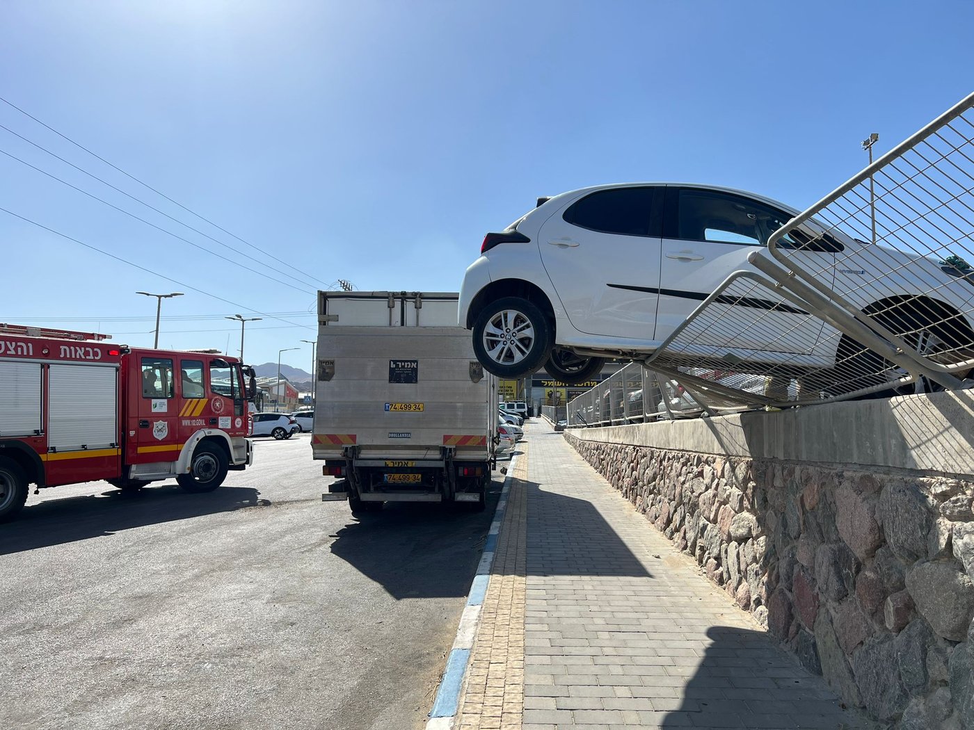 הרכב מעל החומה