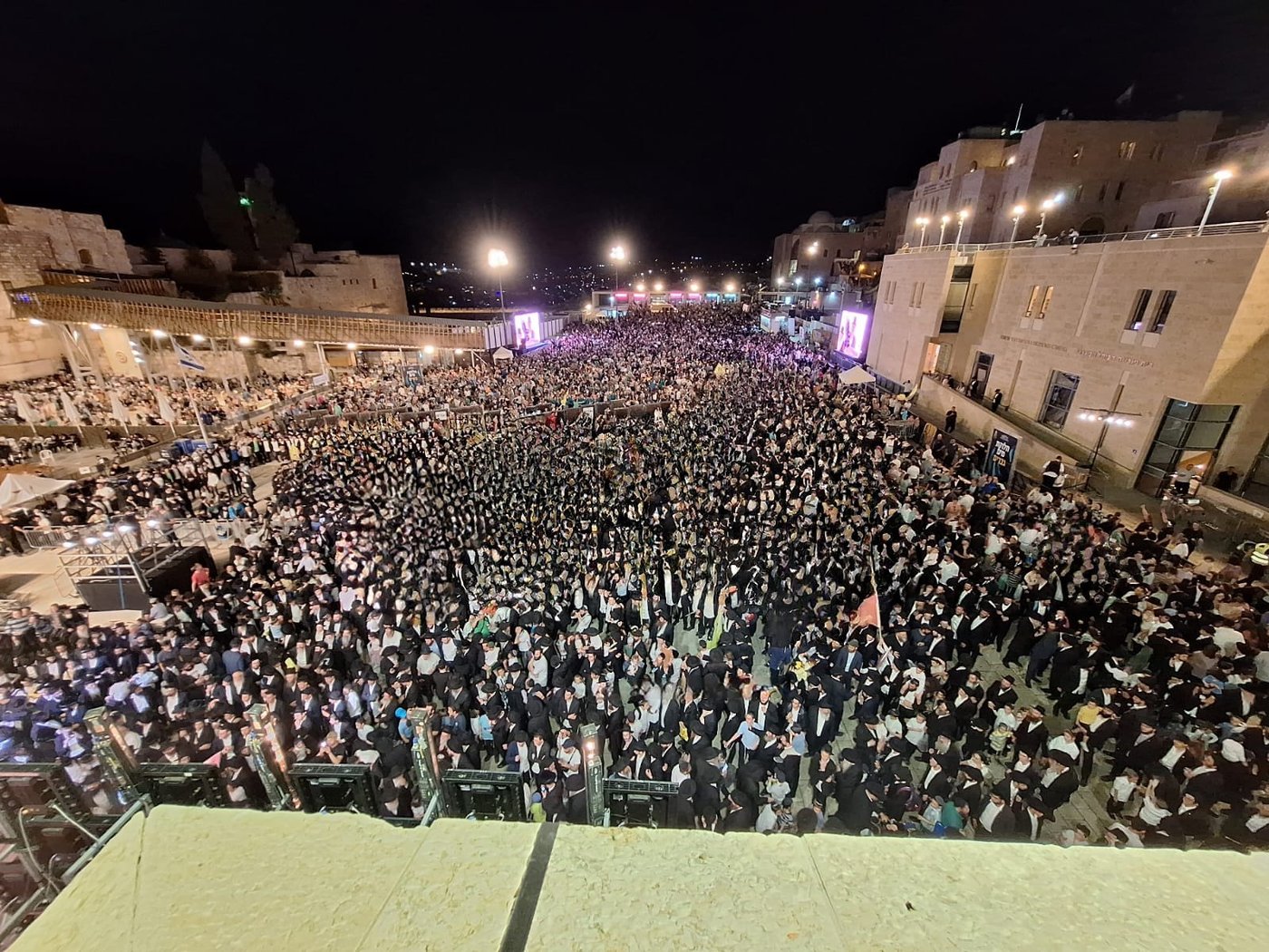 הכנסת ספר תורה הגדולה בעולם: 35,000 חגגו בכותל