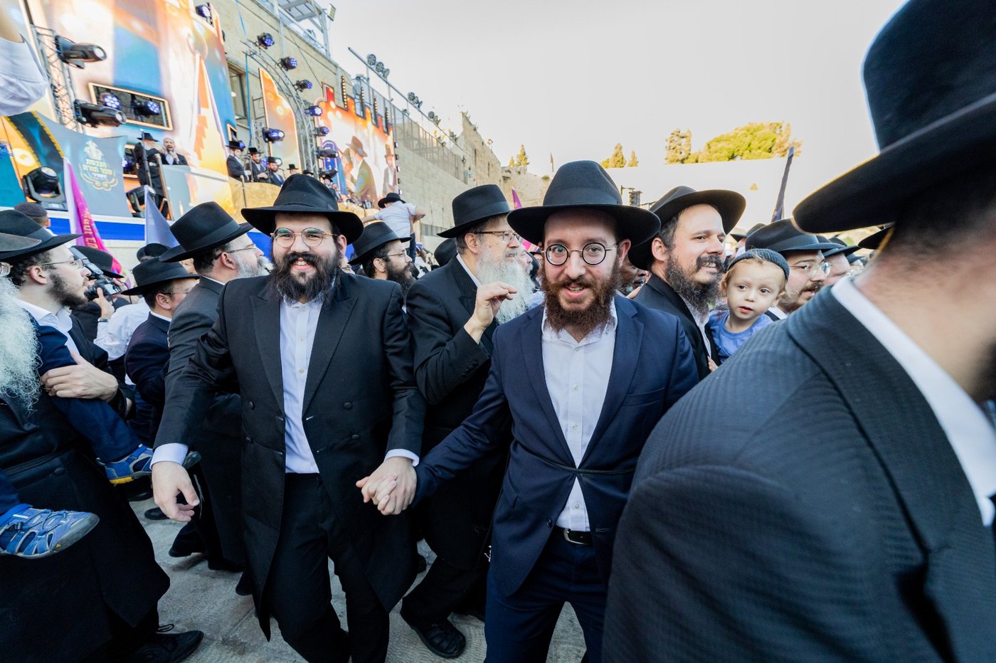 הכנסת ספר תורה הגדולה בעולם: 35,000 חגגו בכותל