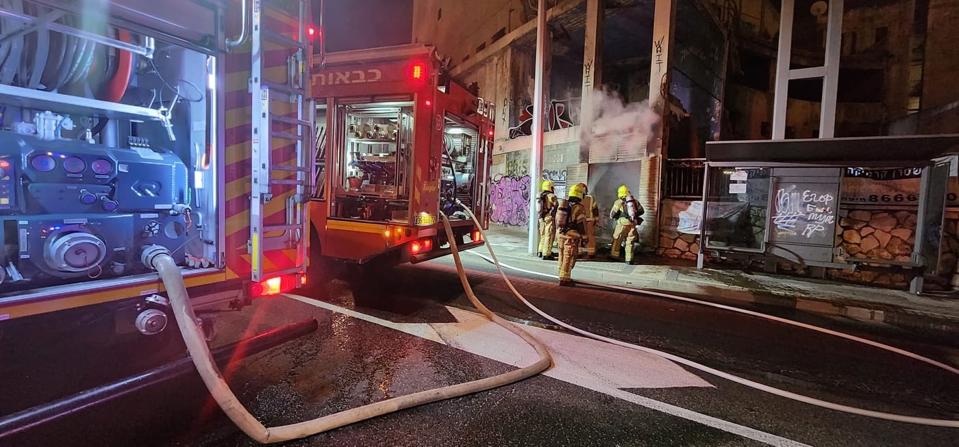 בן 50 חולץ במצב קשה ממבנה נטוש שעלה באש בחיפה