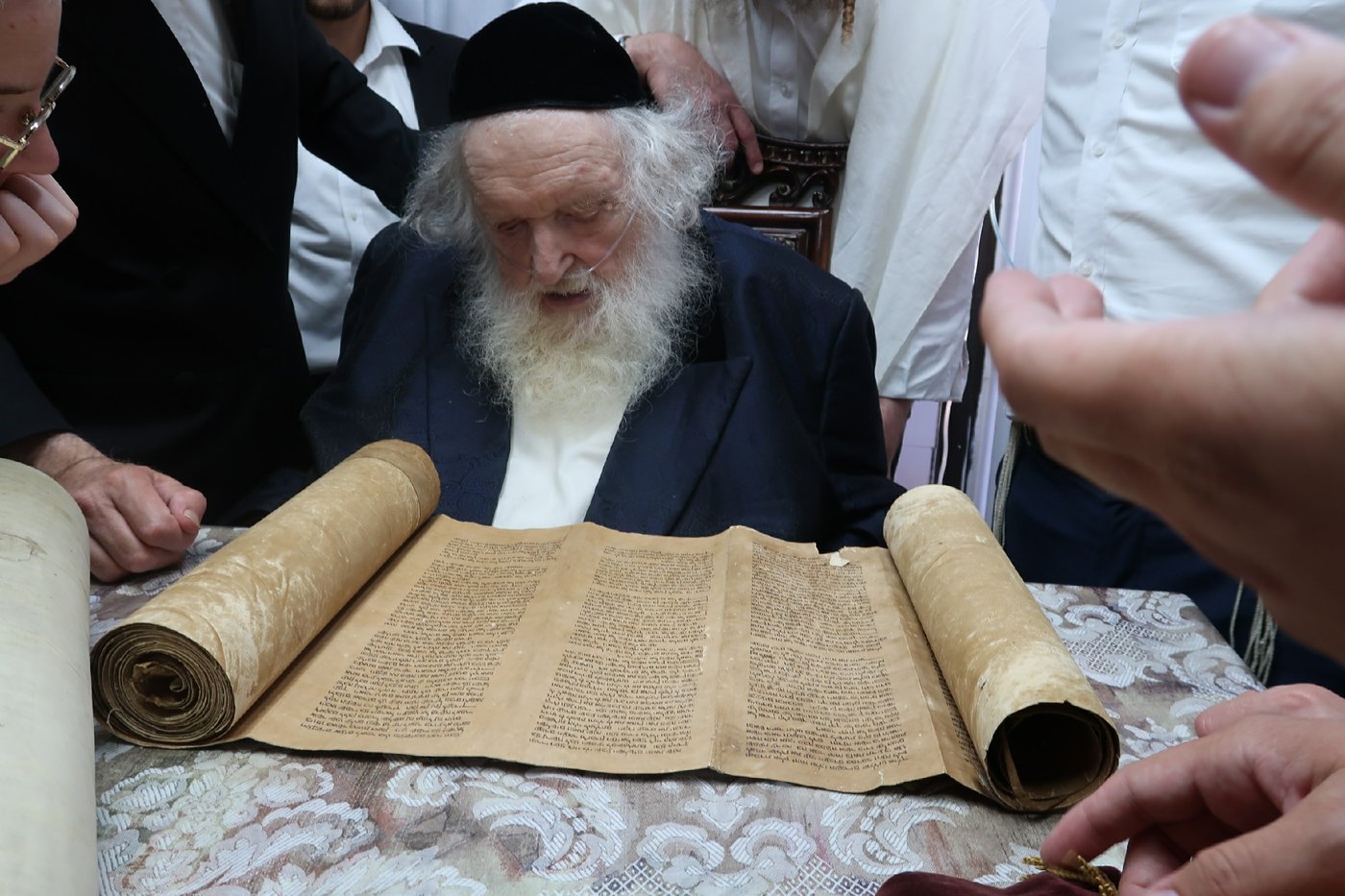 הגר"מ שטרנבוך בודק את ספרי התורה
