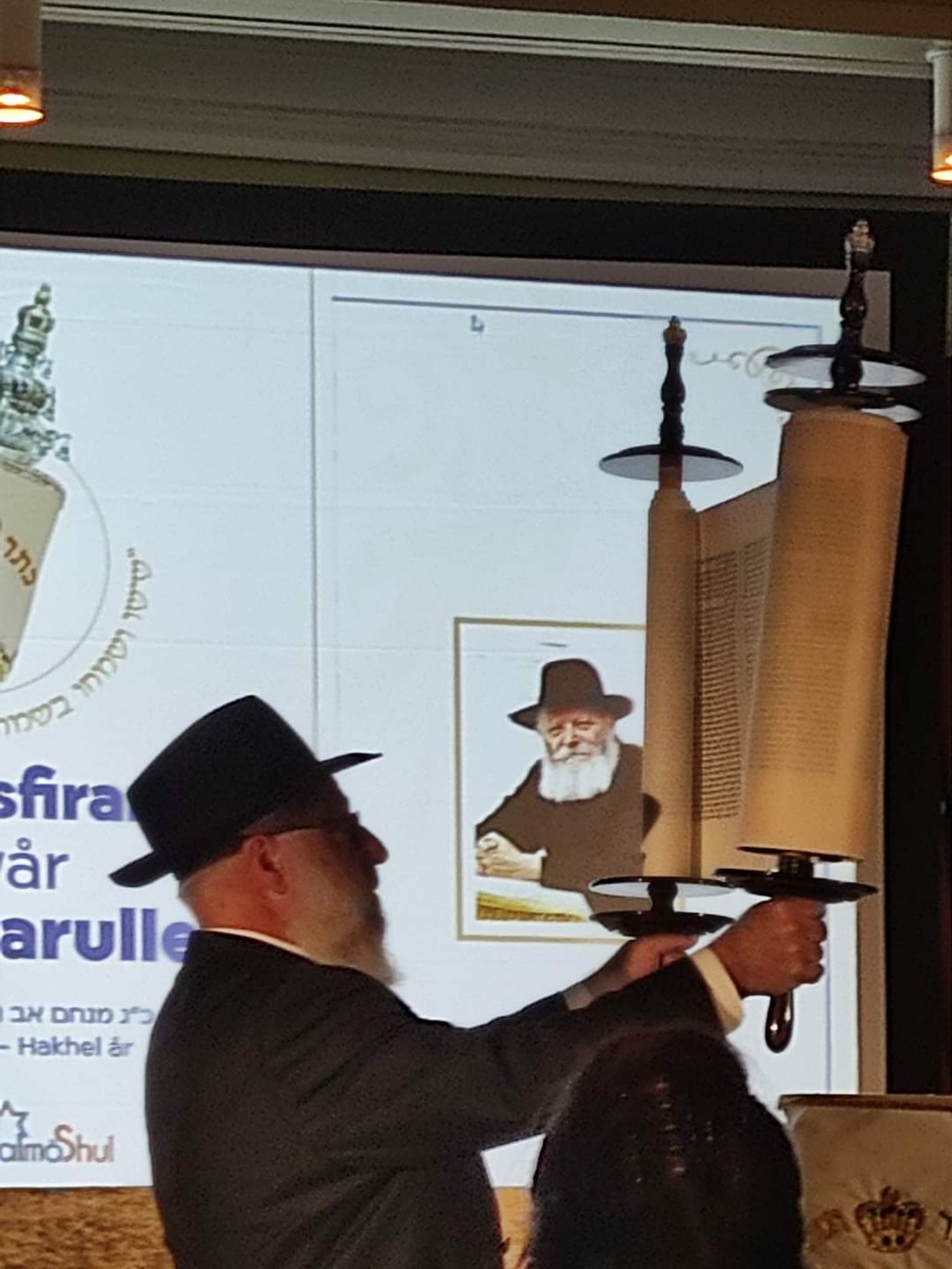 שבועיים אחרי איום שריפת התנ"ך בשבדיה: אירוע נדיר של הכנסת ס"ת ברחובות המדינה